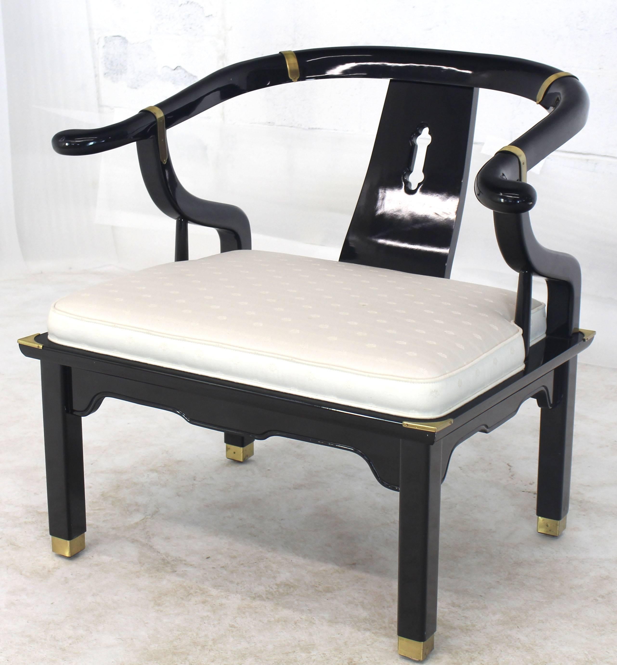 Mid-Century Modern Paire de chaises longues à dossier tonneau en laque noire et quincaillerie en laiton pour chevaux en vente