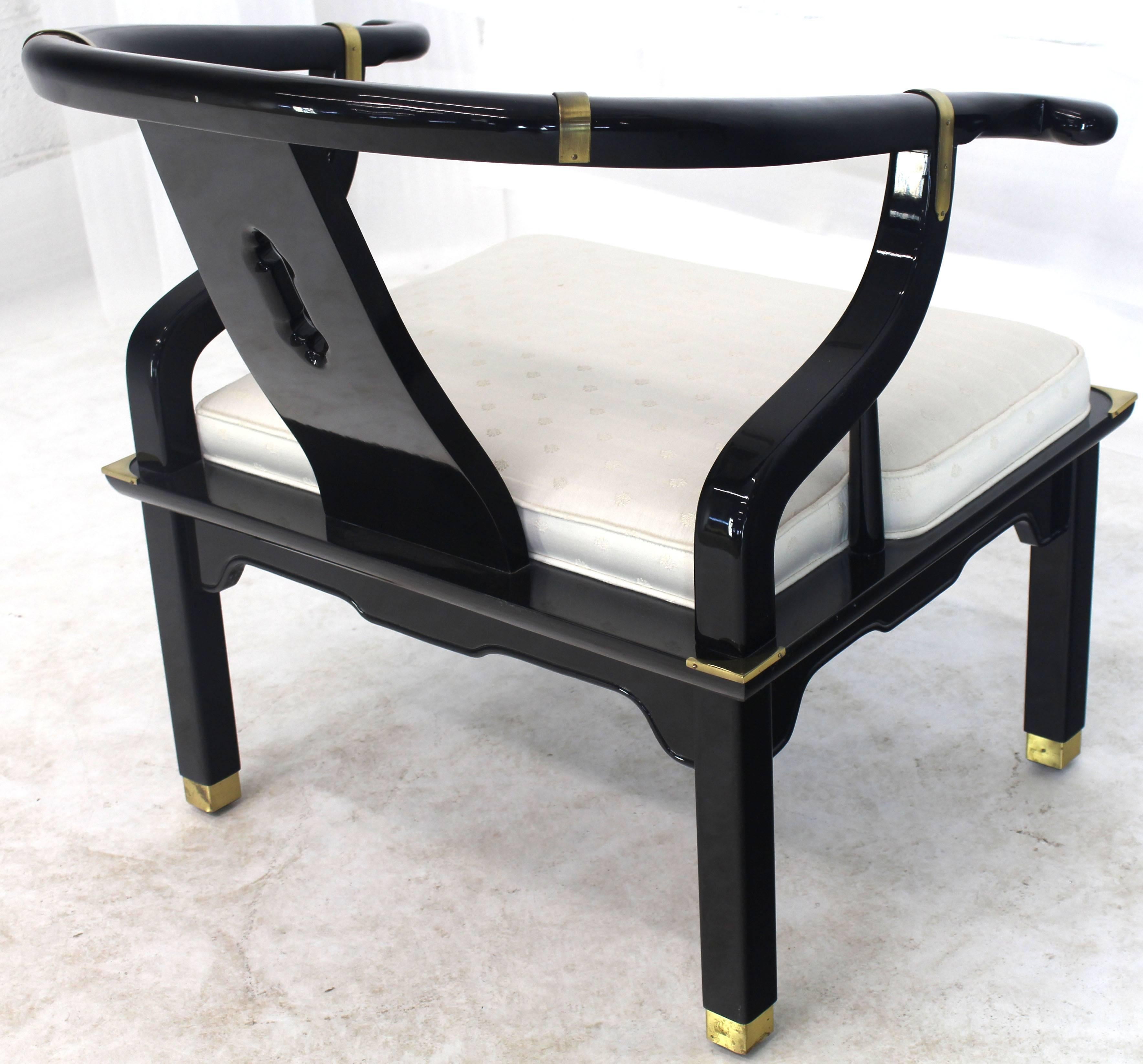 Laiton Paire de chaises longues à dossier tonneau en laque noire et quincaillerie en laiton pour chevaux en vente