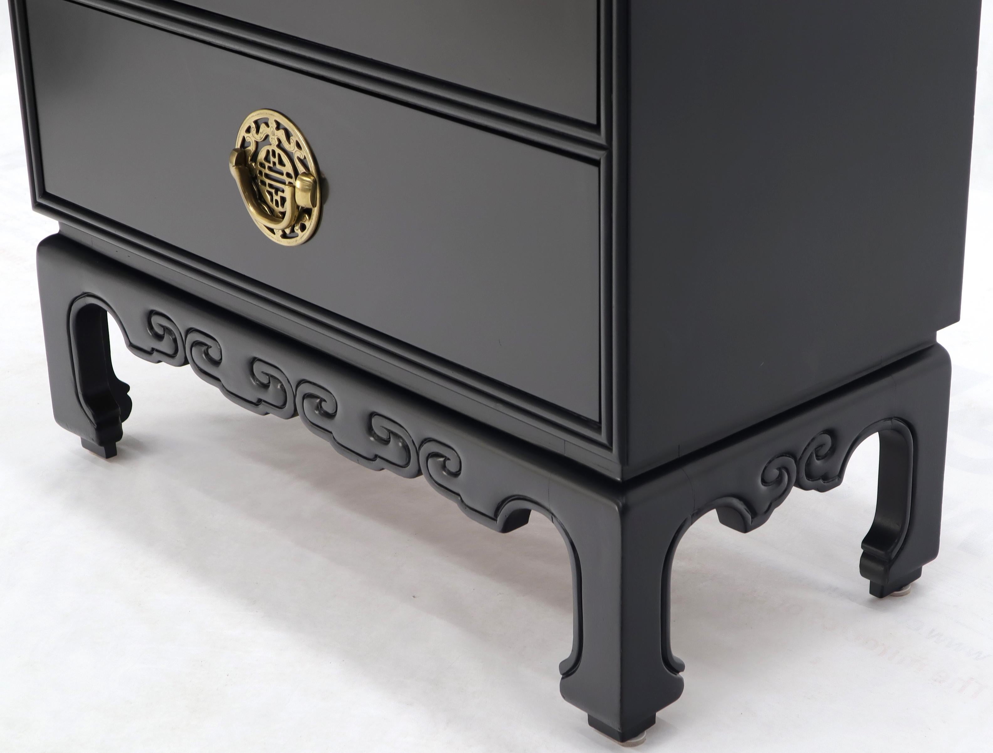 Pair of Black Lacquer Brass Hardware Two Doors Oriental End Tables or Nightstand In Excellent Condition In Rockaway, NJ