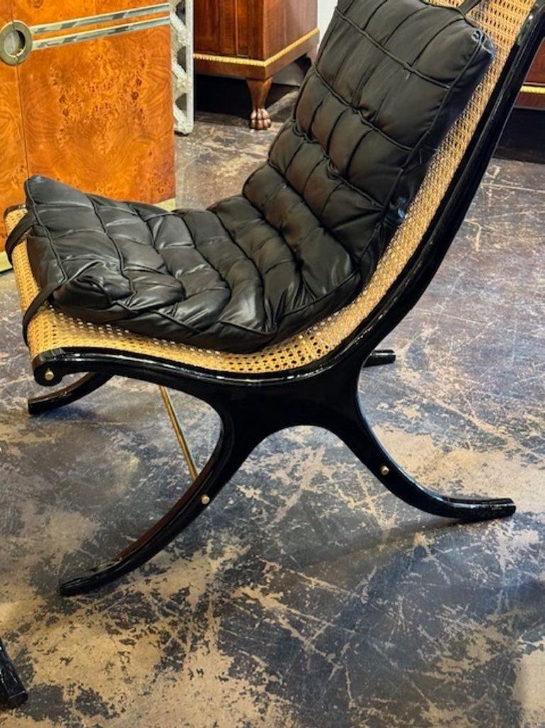 Ottima coppia di sedie di design Jansen in lacca nera e ottone con canna e cuscino. Perfetto per gli attuali design di transizione!

