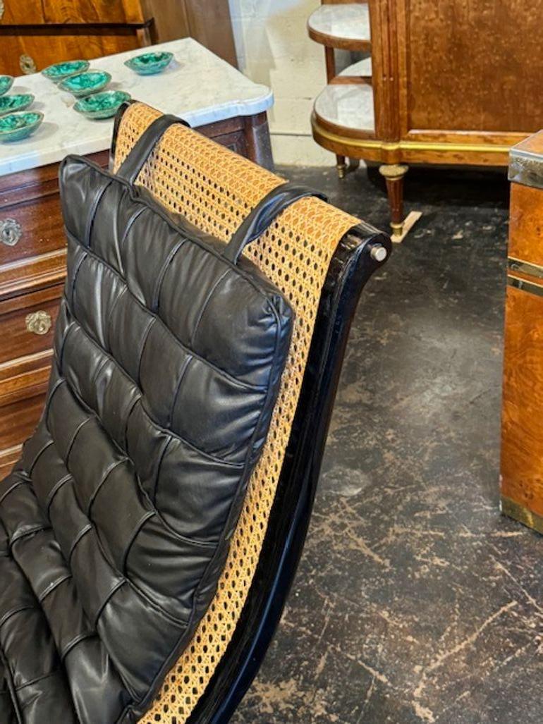 Coppia di sedie laccate nere con cuscini in pelle in vendita 1