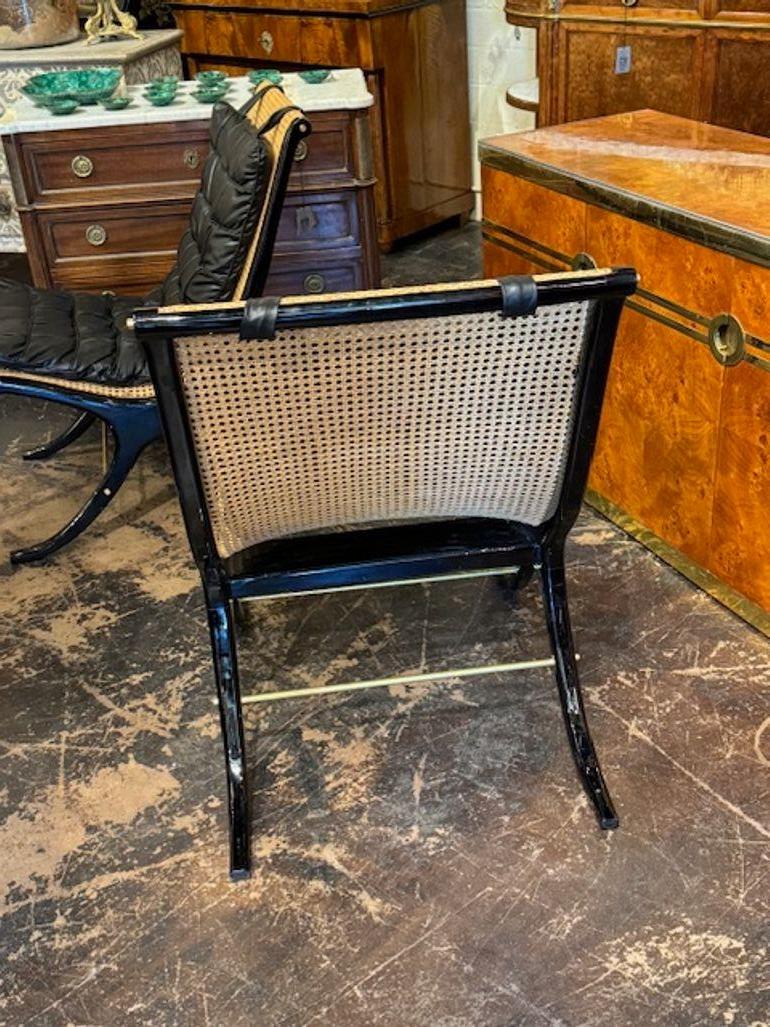 Coppia di sedie laccate nere con cuscini in pelle in vendita 2