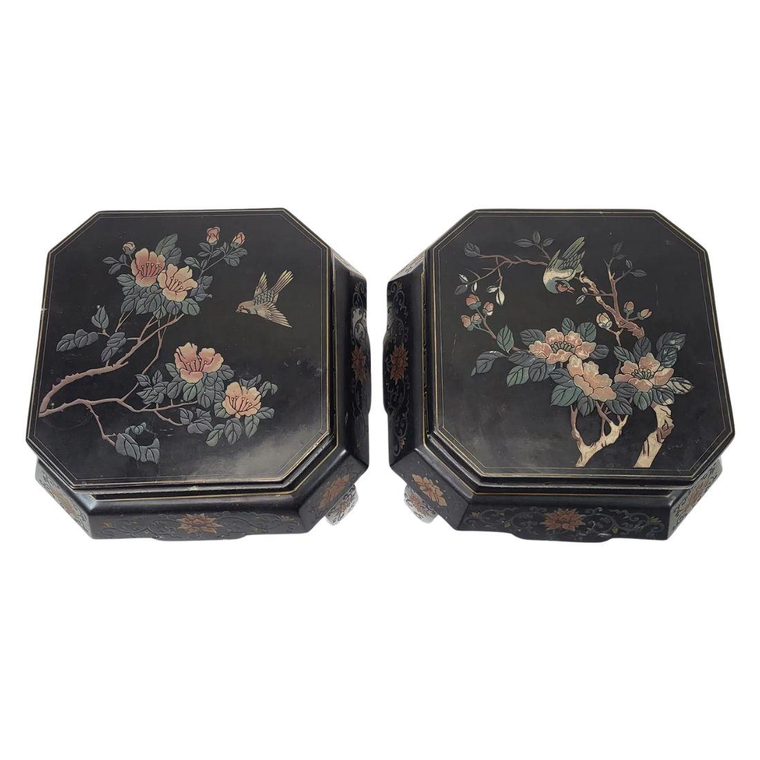 Ein raffiniertes Paar chinesischer Tambourhocker aus schwarzem Lack aus dem 20. Jahrhundert, reich verziert im Stil der Chinoiserie. Jedes Stück hat eine sanft geschwungene, trommelartige Form, ist nach allen Seiten offen und mit komplizierten