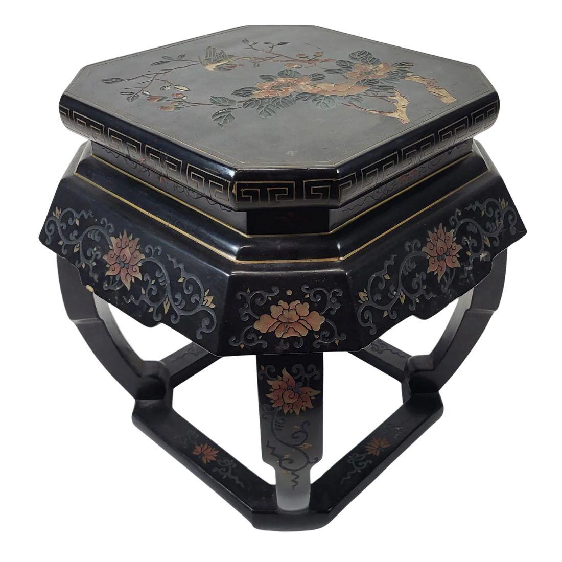Paar schwarz lackierte Chinoiserie-Hocker mit Details im Zustand „Gut“ im Angebot in Locust Valley, NY