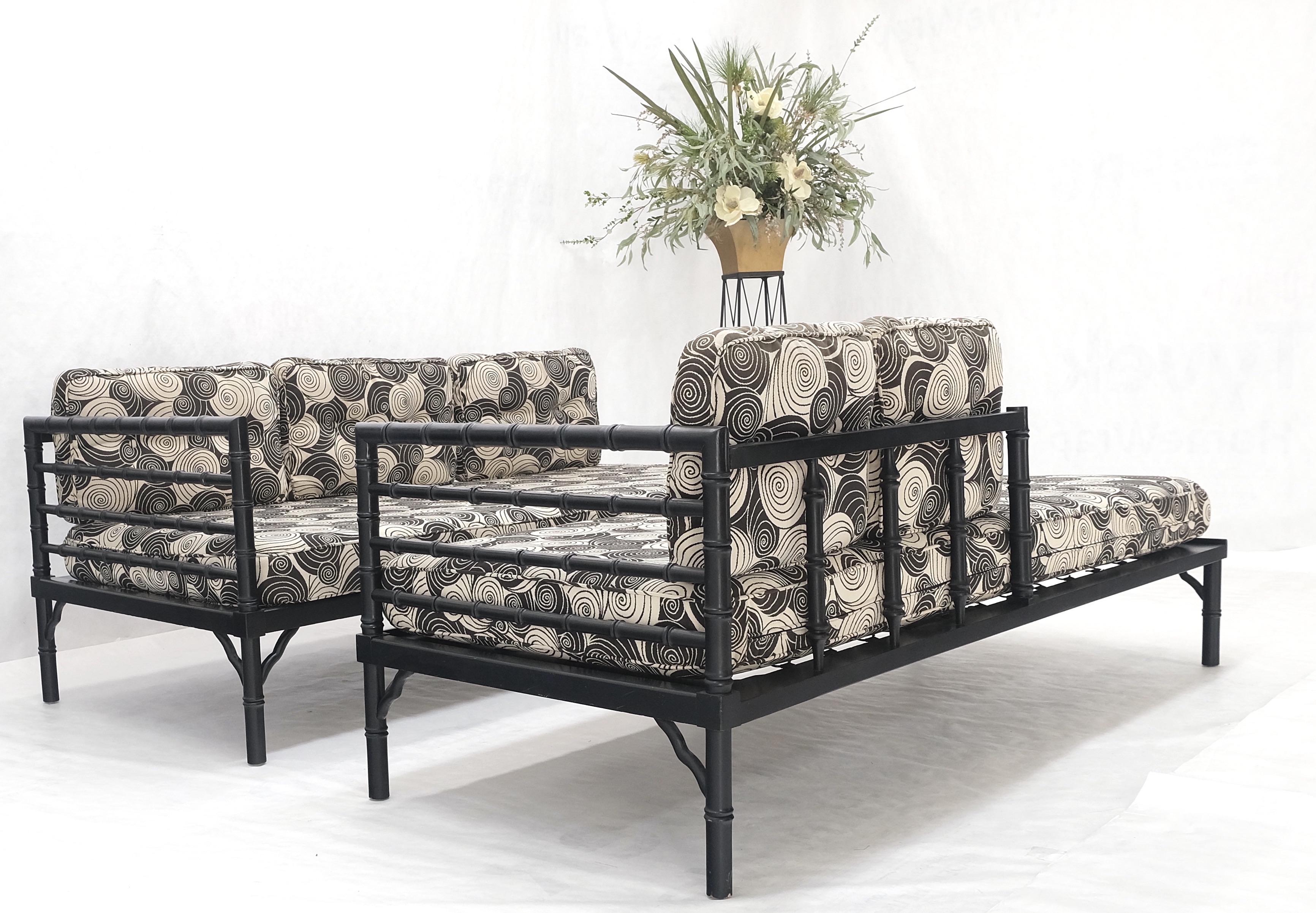 Paar schwarze Lack-Sofa aus Bambusimitat, Mid-Century Modern, MINT! im Angebot 3