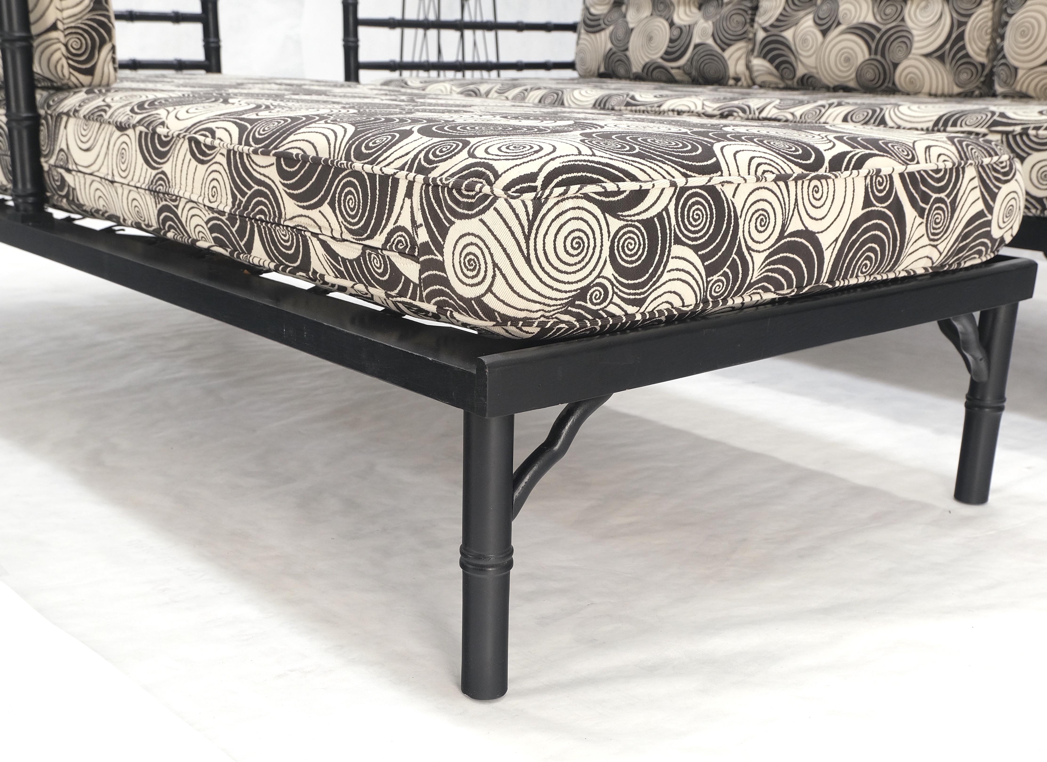 Paar schwarze Lack-Sofa aus Bambusimitat, Mid-Century Modern, MINT! im Angebot 5