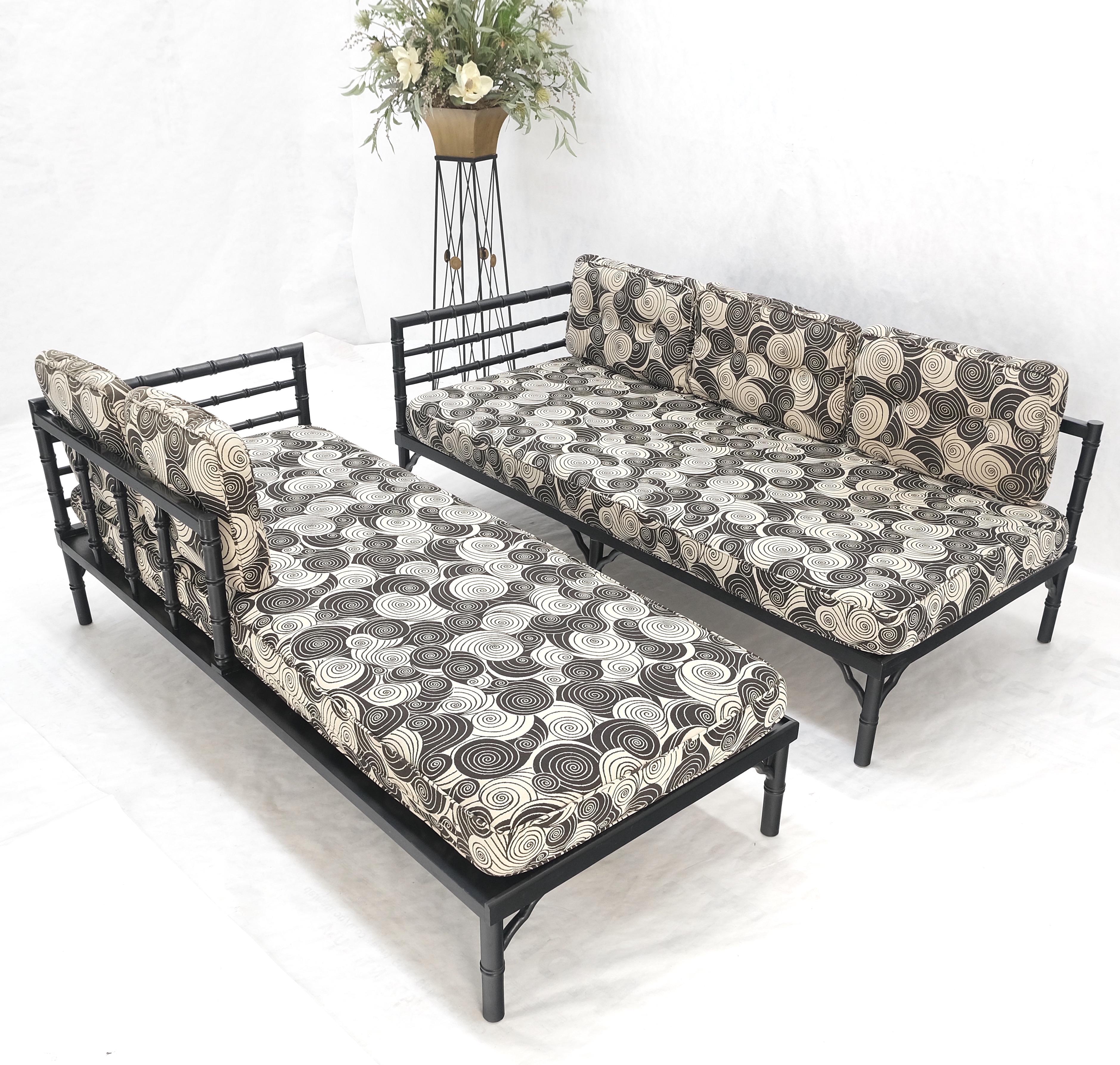 Paar schwarze Lack-Sofa aus Bambusimitat, Mid-Century Modern, MINT! im Angebot 6