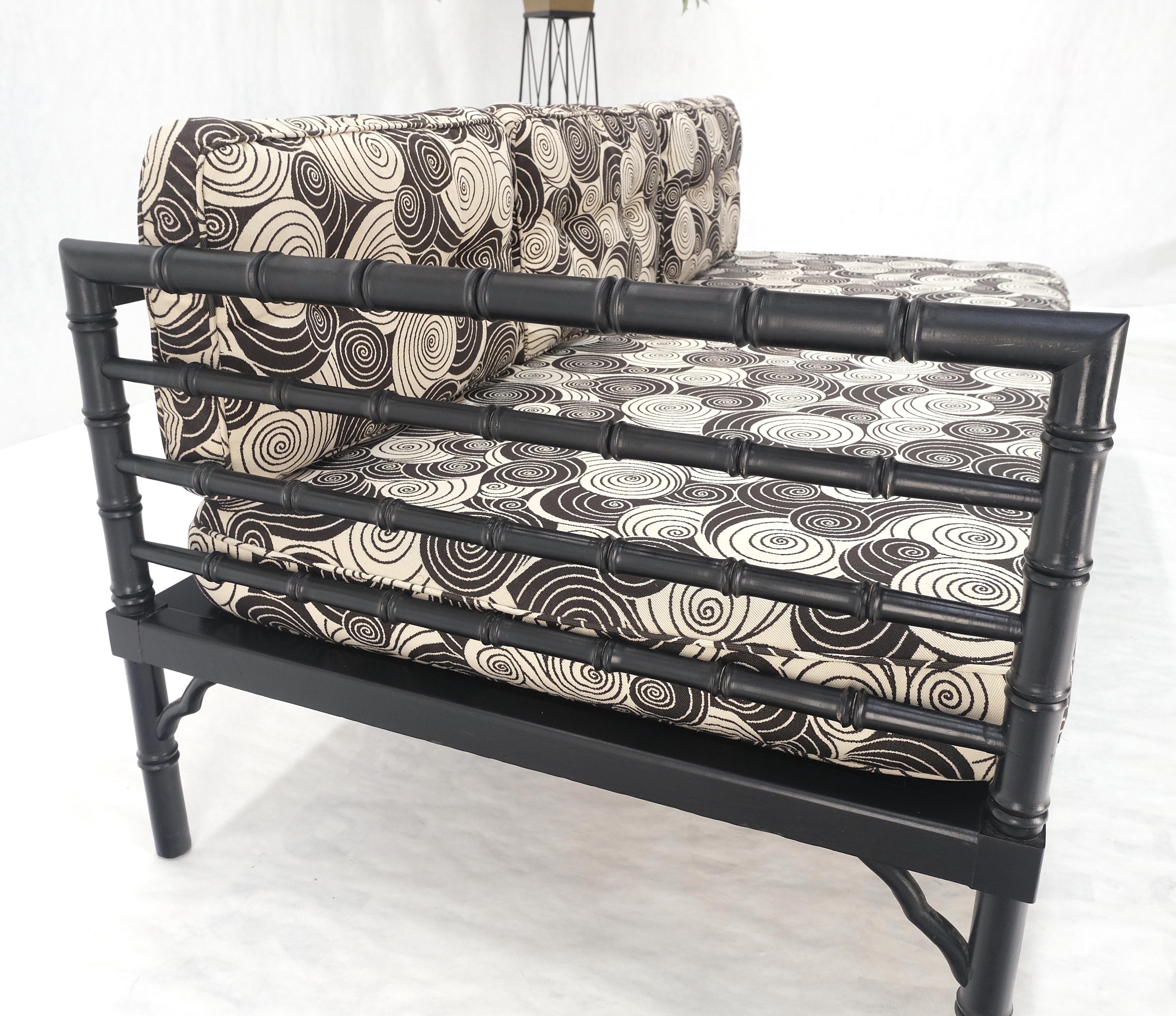 Paar schwarze Lack-Sofa aus Bambusimitat, Mid-Century Modern, MINT! im Angebot 7
