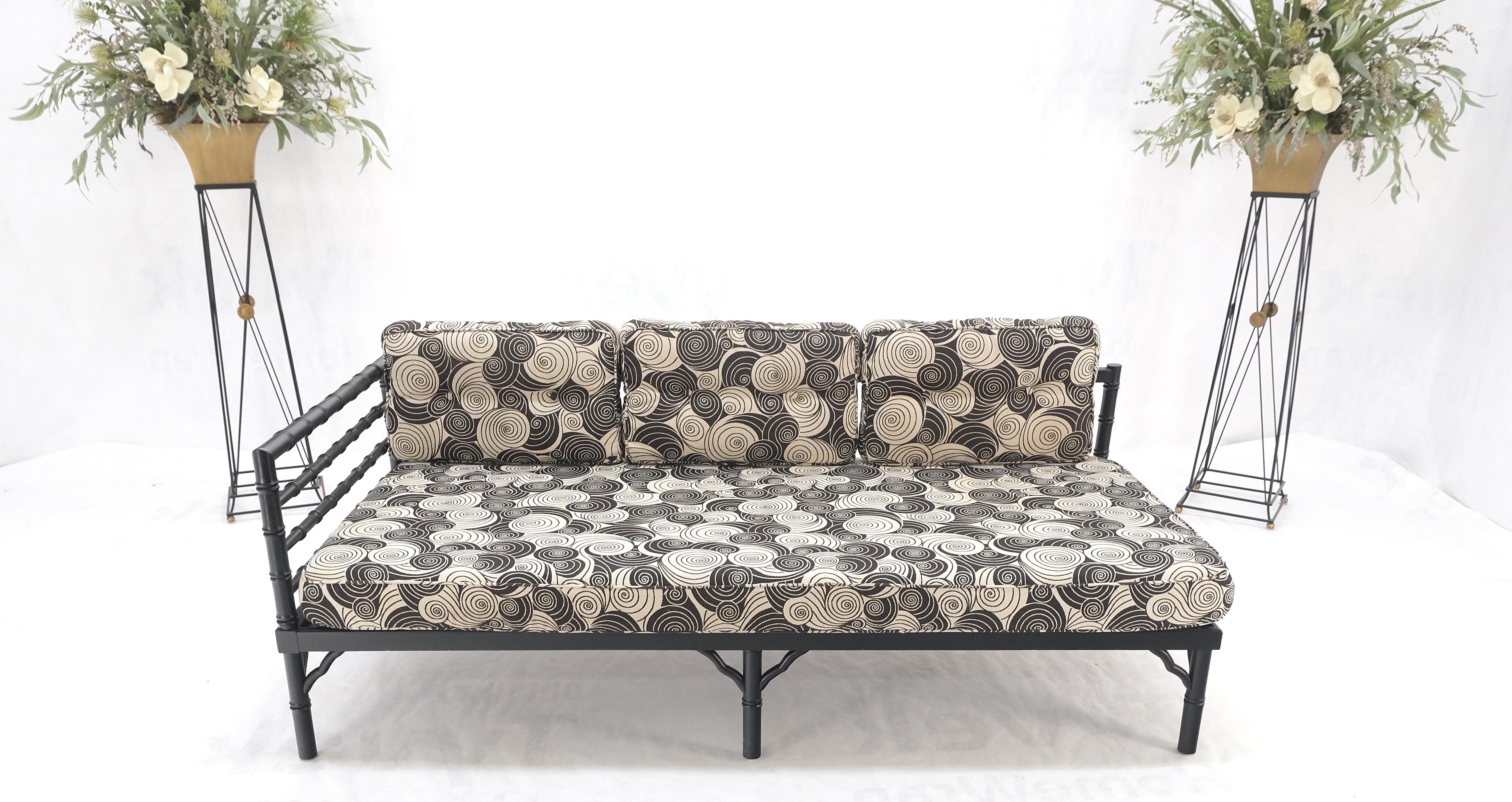 Paar schwarze Lack-Sofa aus Bambusimitat, Mid-Century Modern, MINT! im Angebot 8
