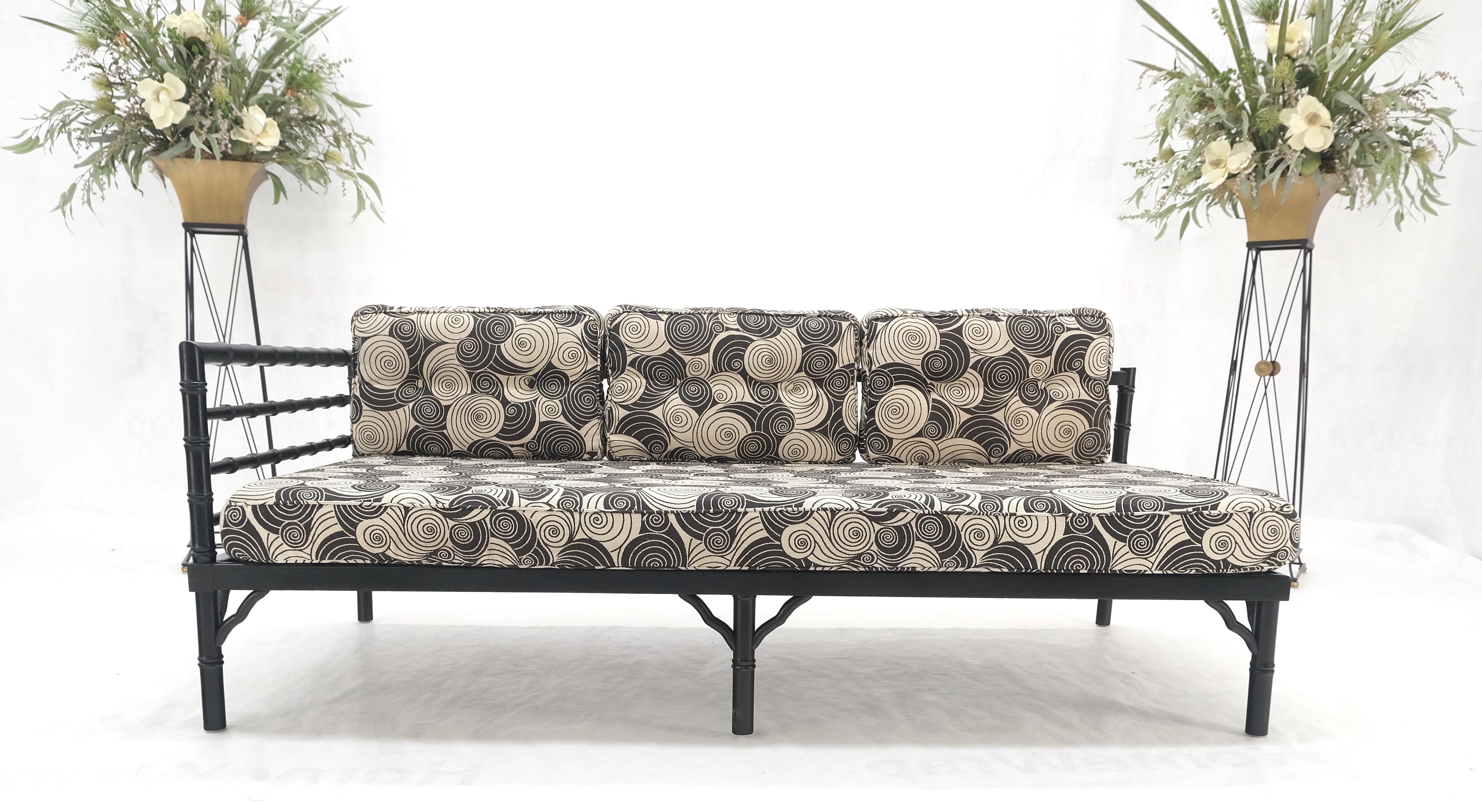 Paar schwarze Lack-Sofa aus Bambusimitat, Mid-Century Modern, MINT! im Angebot 9