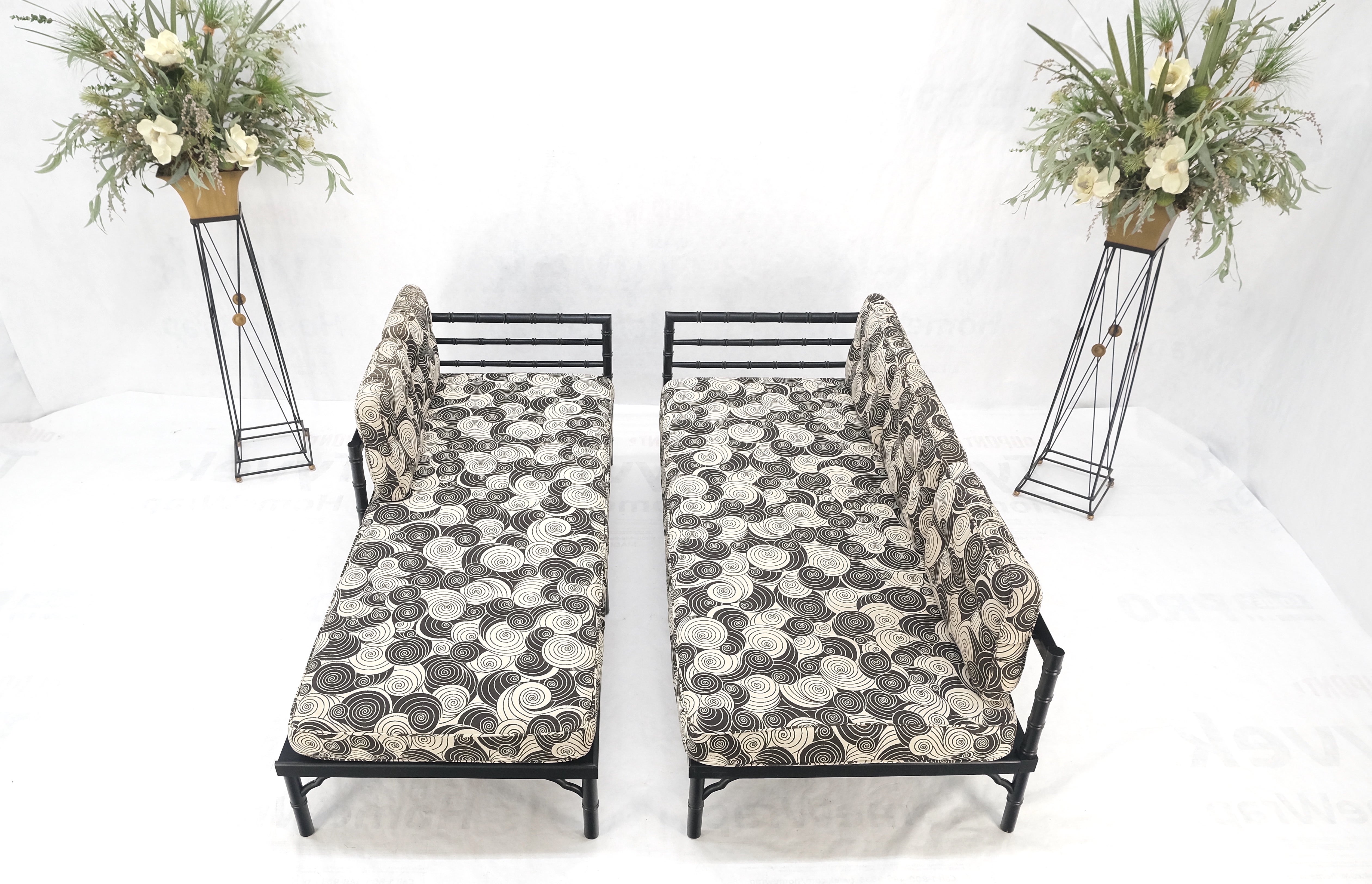 Paar schwarze Lack-Sofa aus Bambusimitat, Mid-Century Modern, MINT! (Moderne der Mitte des Jahrhunderts) im Angebot
