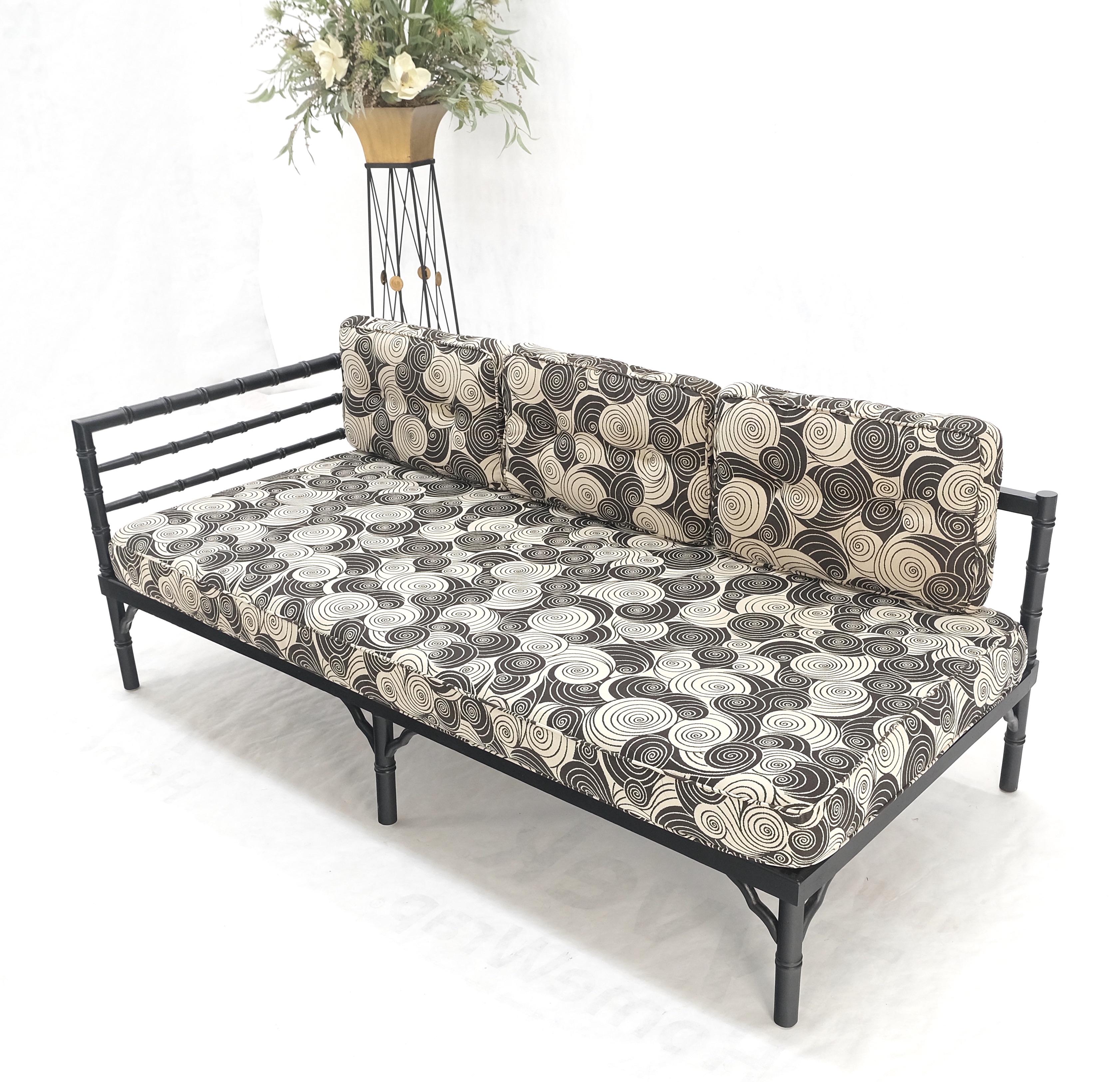 Paar schwarze Lack-Sofa aus Bambusimitat, Mid-Century Modern, MINT! (amerikanisch) im Angebot