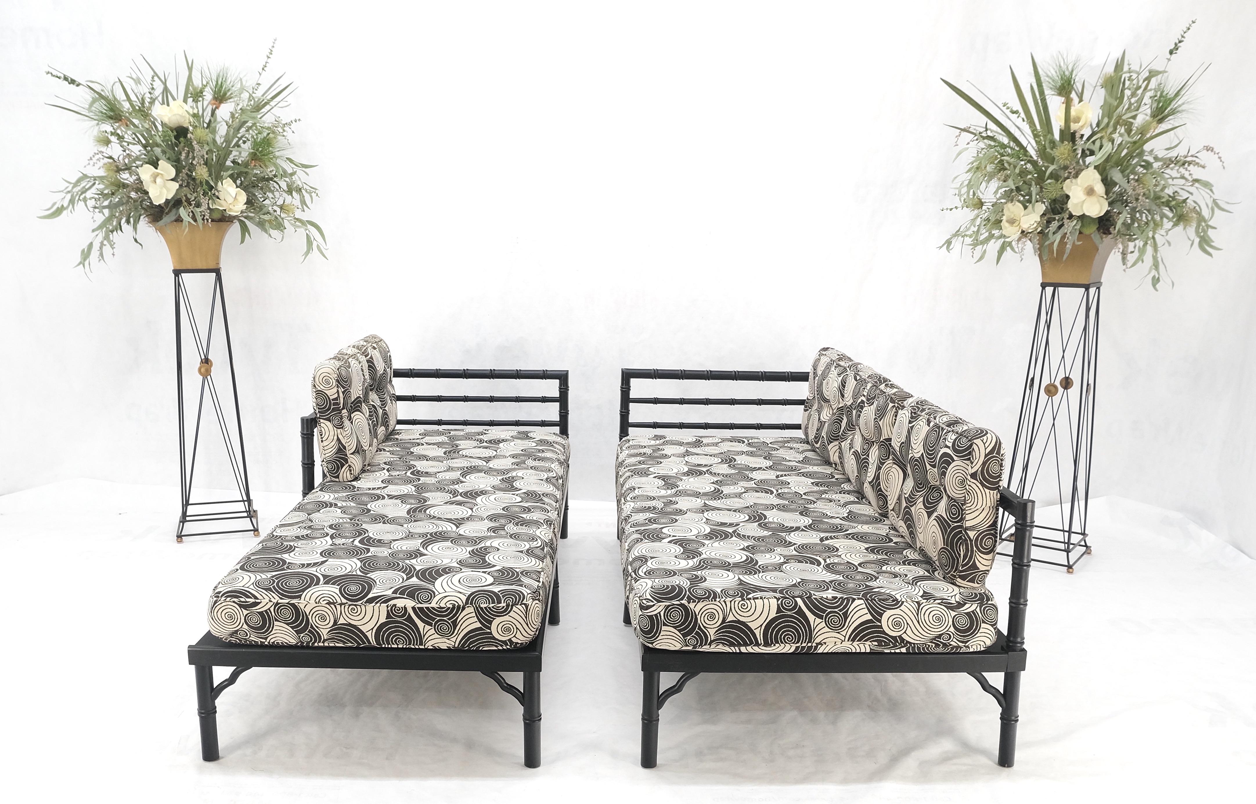 Paar schwarze Lack-Sofa aus Bambusimitat, Mid-Century Modern, MINT! (Gemalt) im Angebot