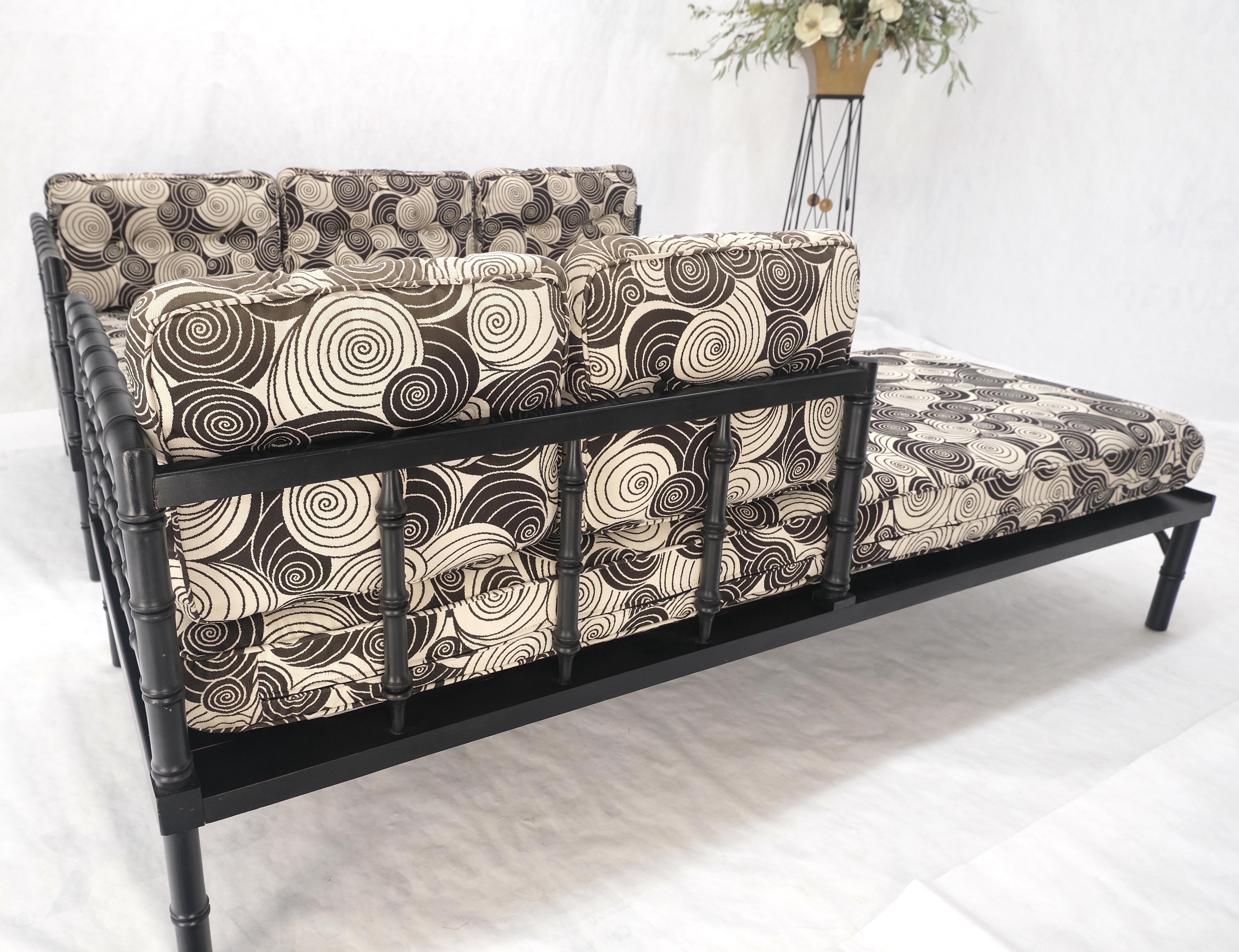 Paar schwarze Lack-Sofa aus Bambusimitat, Mid-Century Modern, MINT! im Zustand „Gut“ im Angebot in Rockaway, NJ