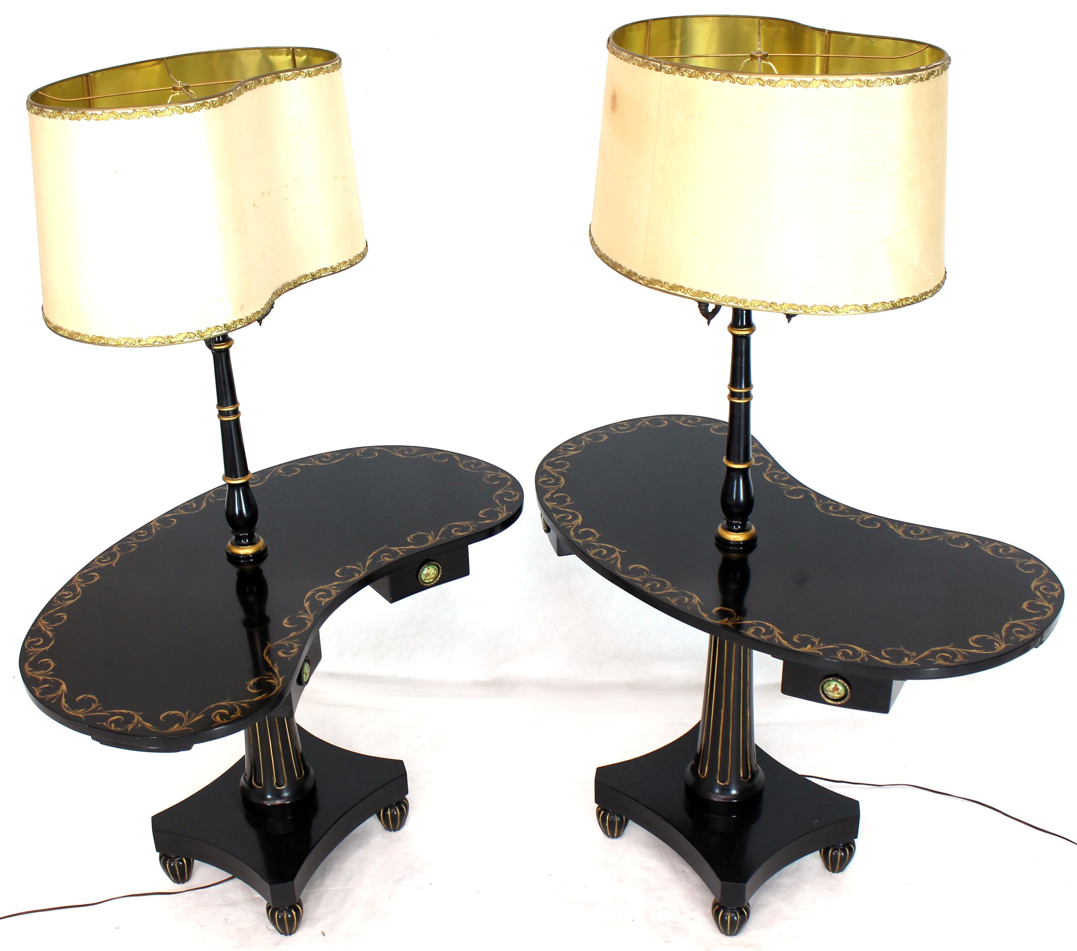 Art déco Paire de lampadaires d'appoint déco en forme de rein en laque noire et décorée d'or en vente