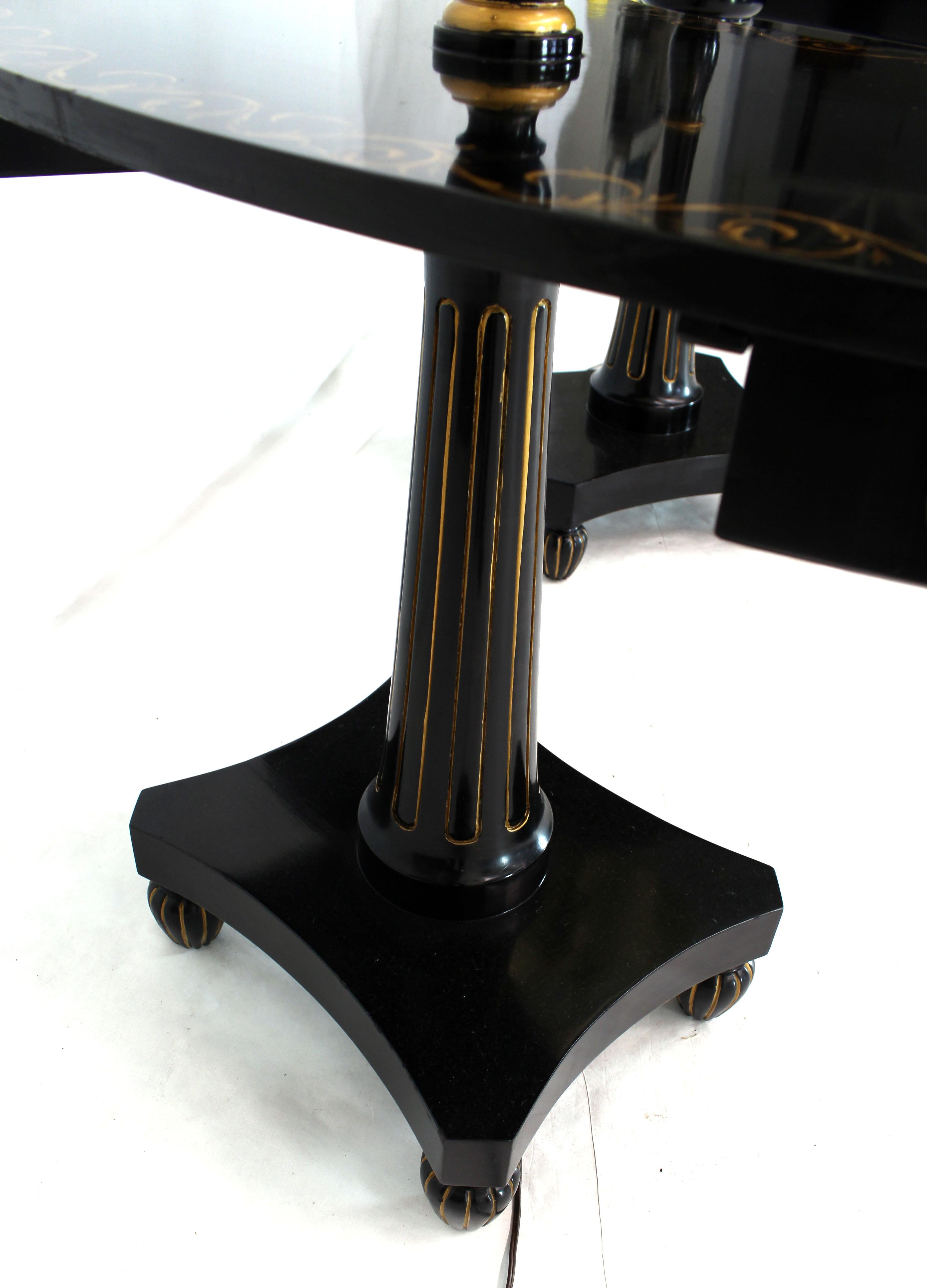Paire de lampadaires d'appoint déco en forme de rein en laque noire et décorée d'or en vente 1