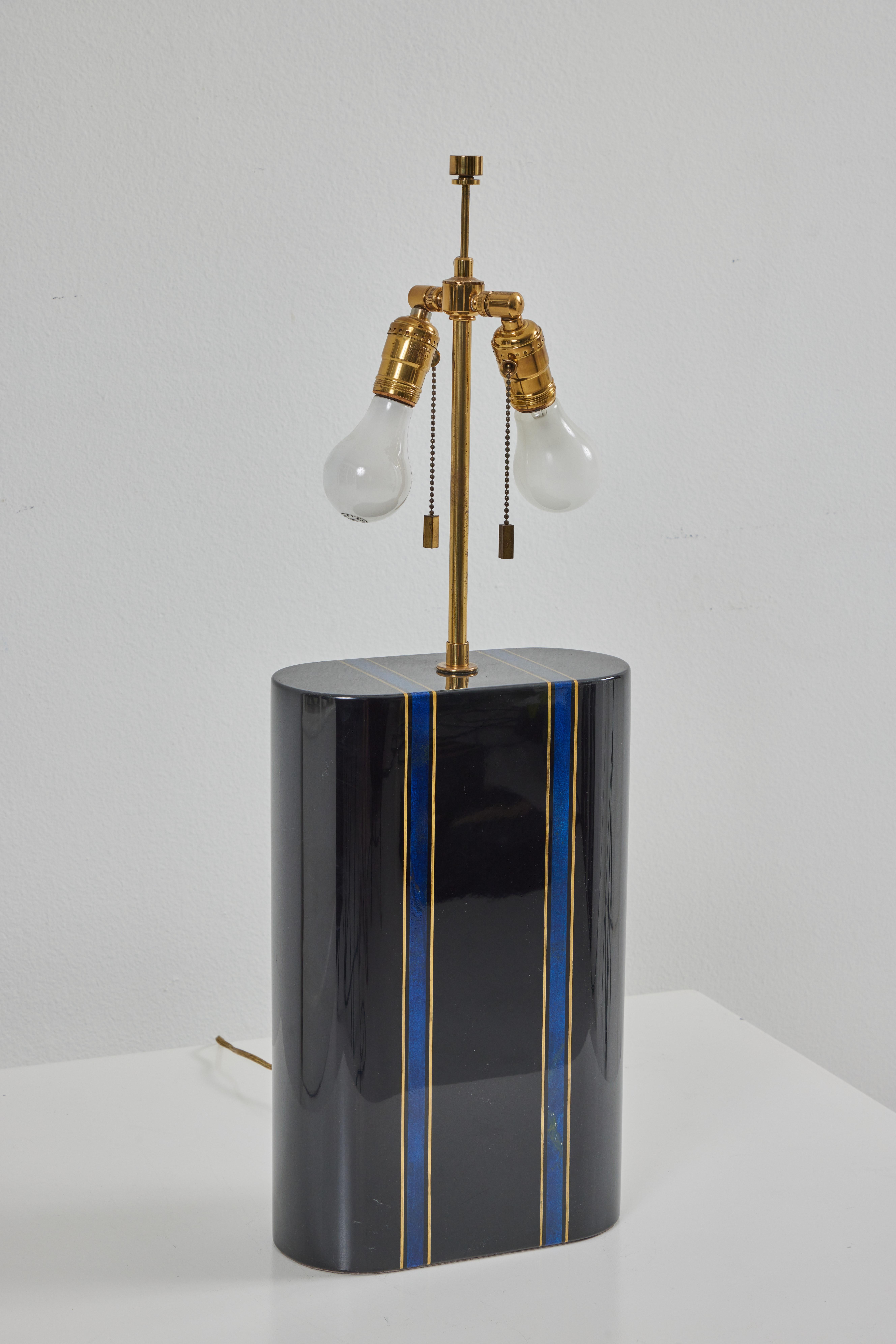 Paire de lampes en laque noire avec incrustations en faux lapis de Karl Springer Bon état - En vente à Palm Desert, CA