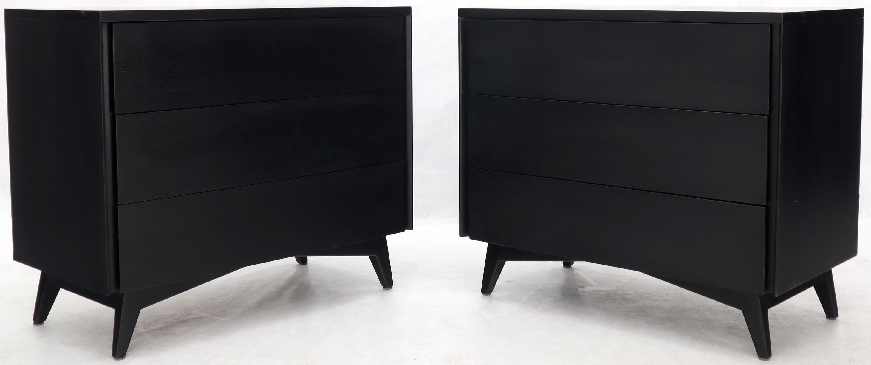 Mid-Century moderno Coppia di cassapanche in mogano laccato nero della metà del secolo scorso in vendita