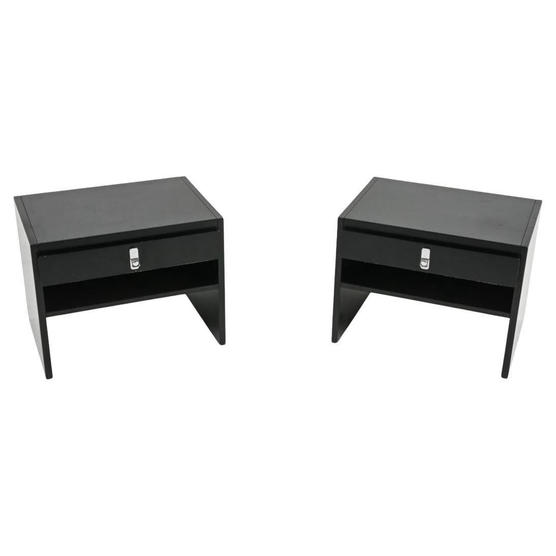 Coppia di comodini a un cassetto in lacca nera con maniglia cromata di DUX. Comodini degli anni '70 puliti in tutto e per tutto, con cassetti lisci e interni in laminato bianco. Venduto in coppia - prodotto in Svezia - situato a Brooklyn.

Ogni