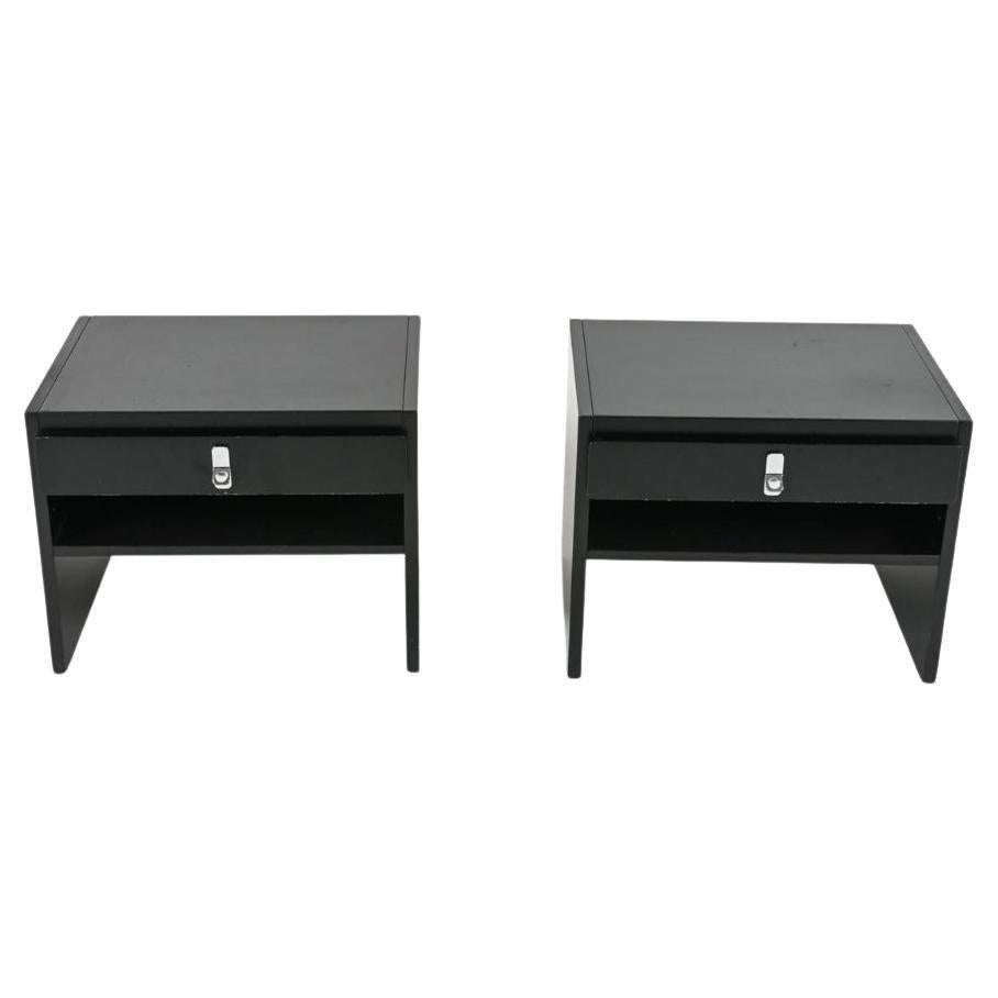 Scandinavo moderno Coppia di comodini a un cassetto in lacca nera con maniglia cromata di DUX in vendita