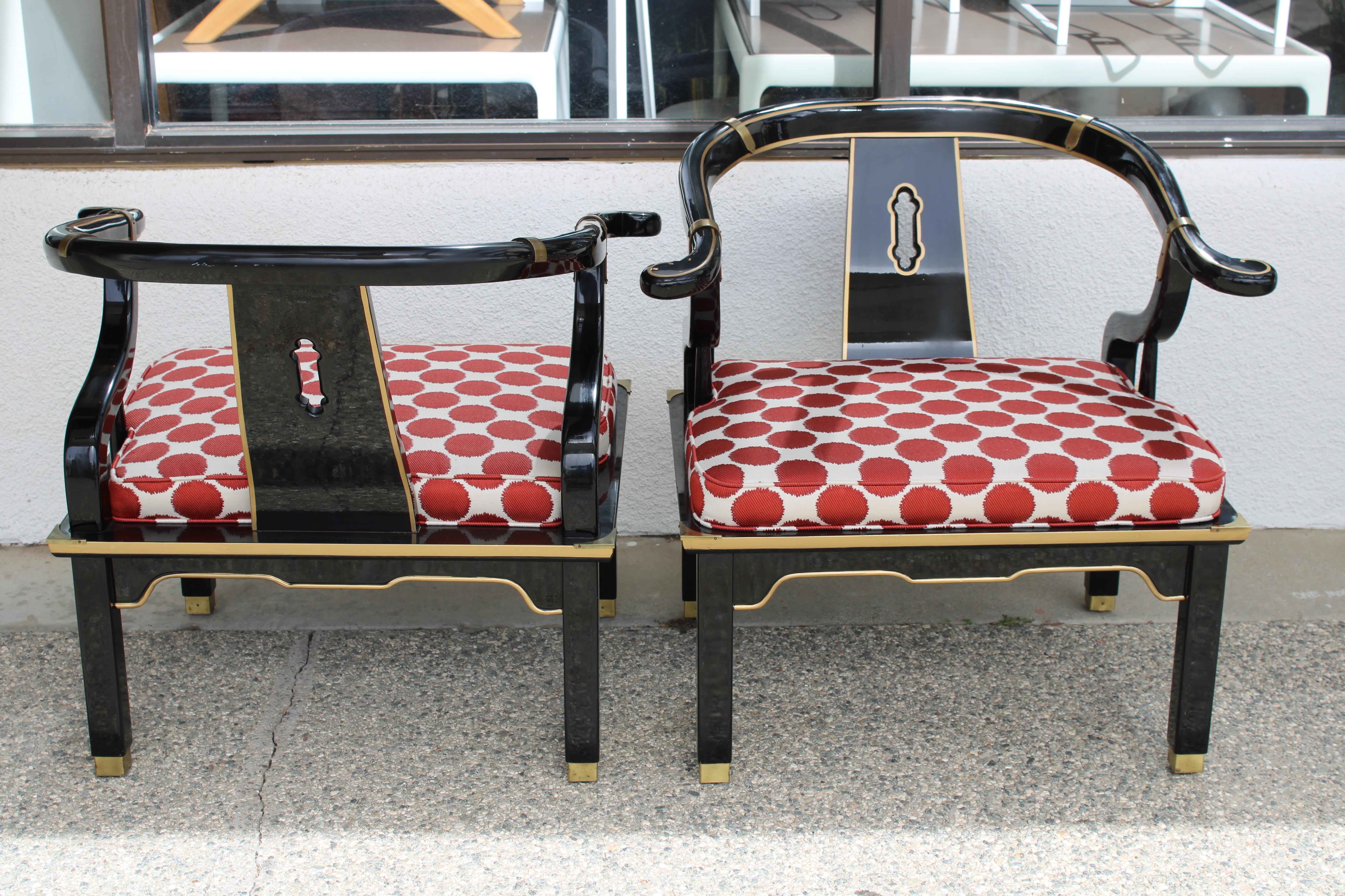 Ein Paar asiatische, moderne, schwarz lackierte Loungesessel mit Hufeisenrücken und Messingbeschlägen.  Hergestellt von der Century Furniture Company.  Jeder Stuhl ist 30,5