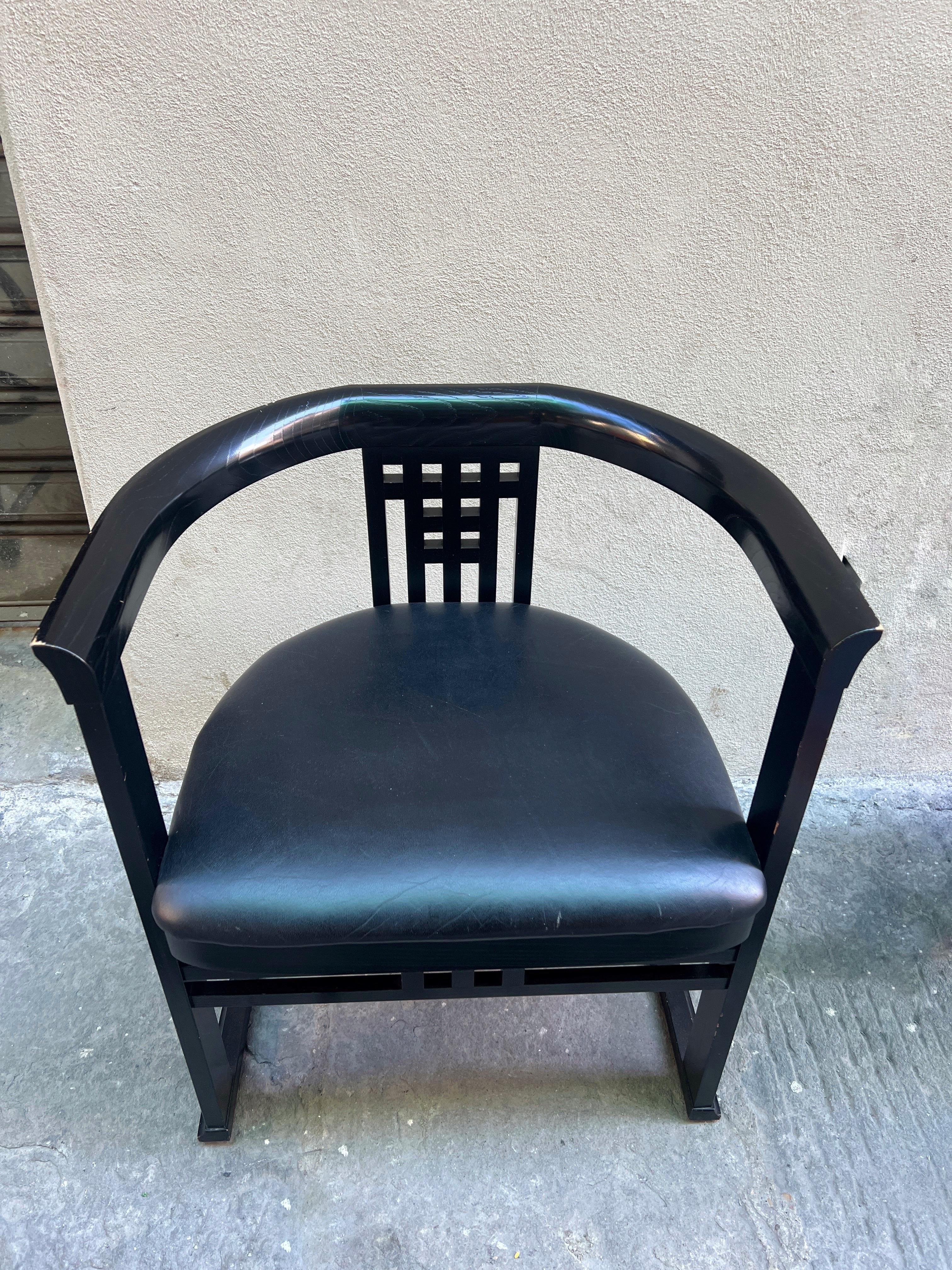 Coppia di sedie laccate nere in stile Hoffmann con ecopelle nera 1970 in vendita 4