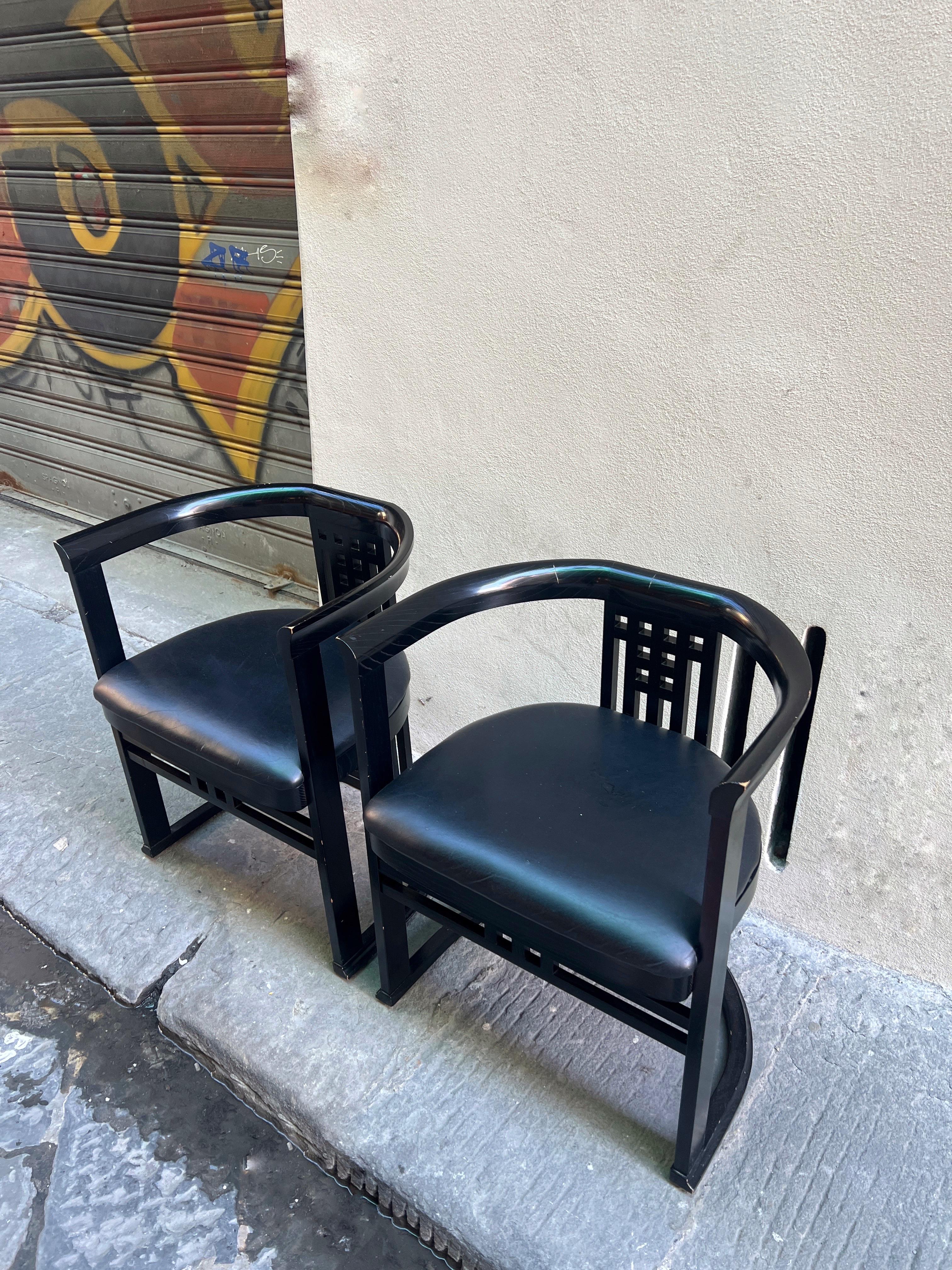 Coppia di sedie laccate nere in stile Hoffmann con ecopelle nera 1970 in vendita 5