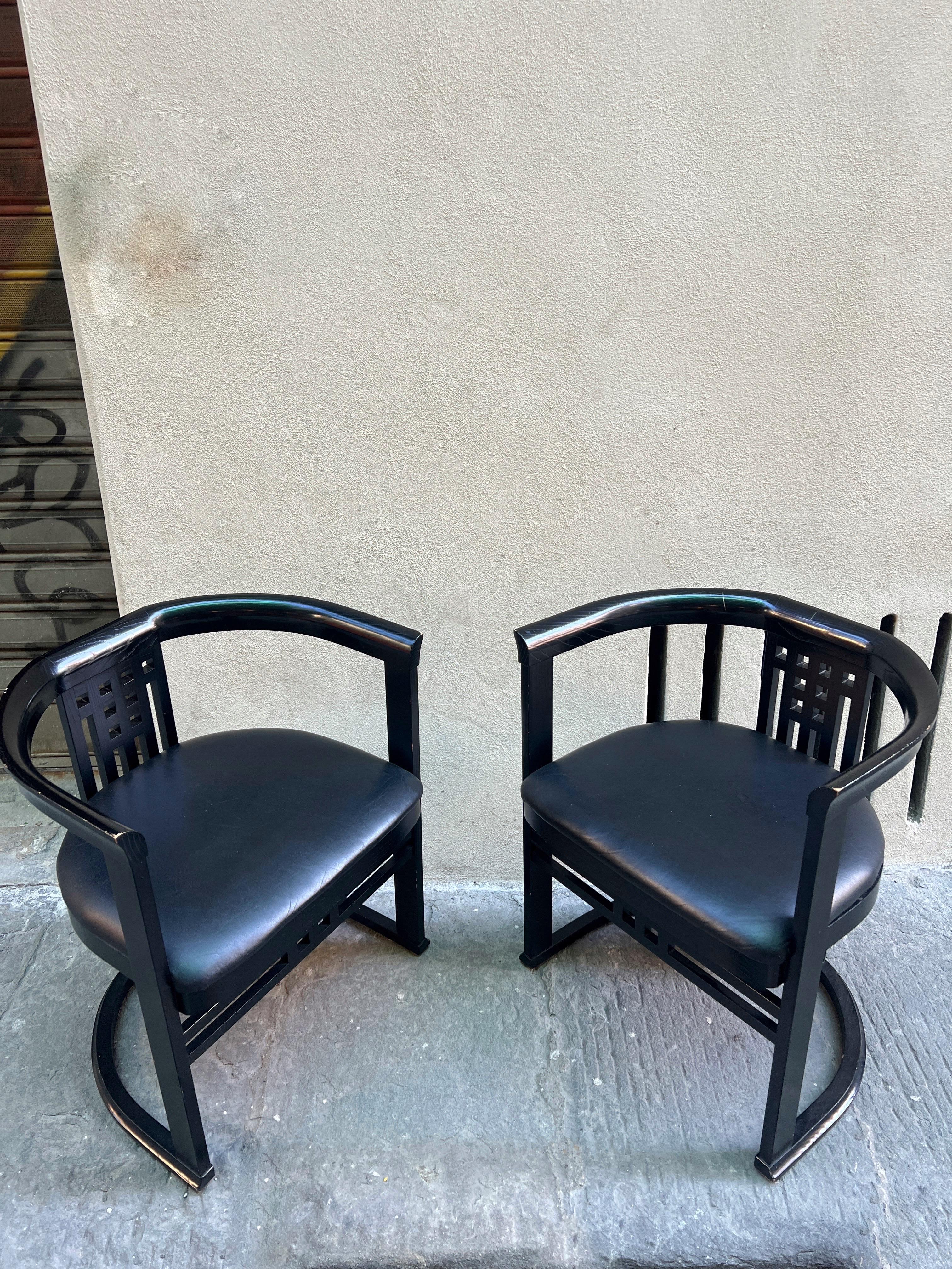 Coppia di sedie laccate nere in stile Hoffmann con ecopelle nera 1970 in vendita 6