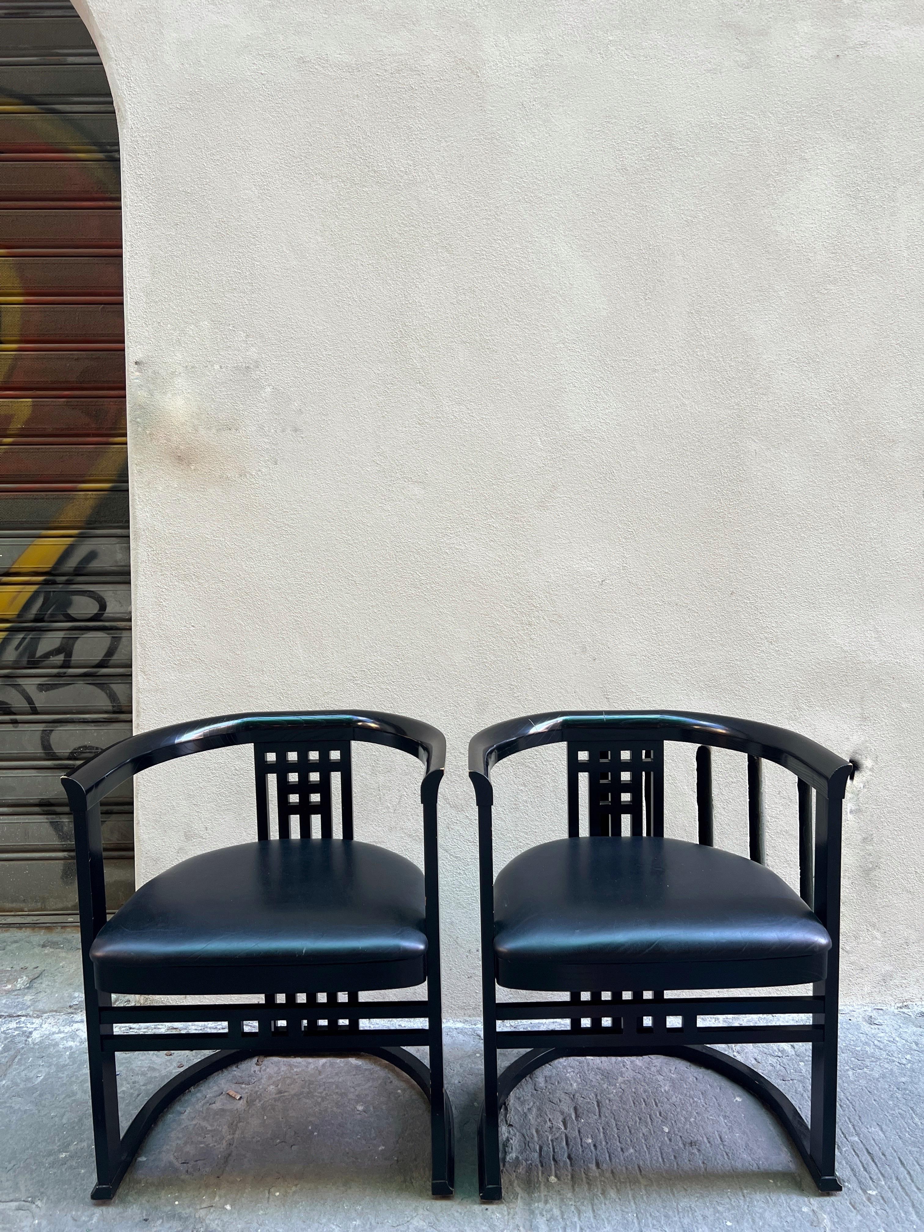 Coppia di sedie laccate nere in stile Hoffmann con ecopelle nera.
Disponibili due paia.