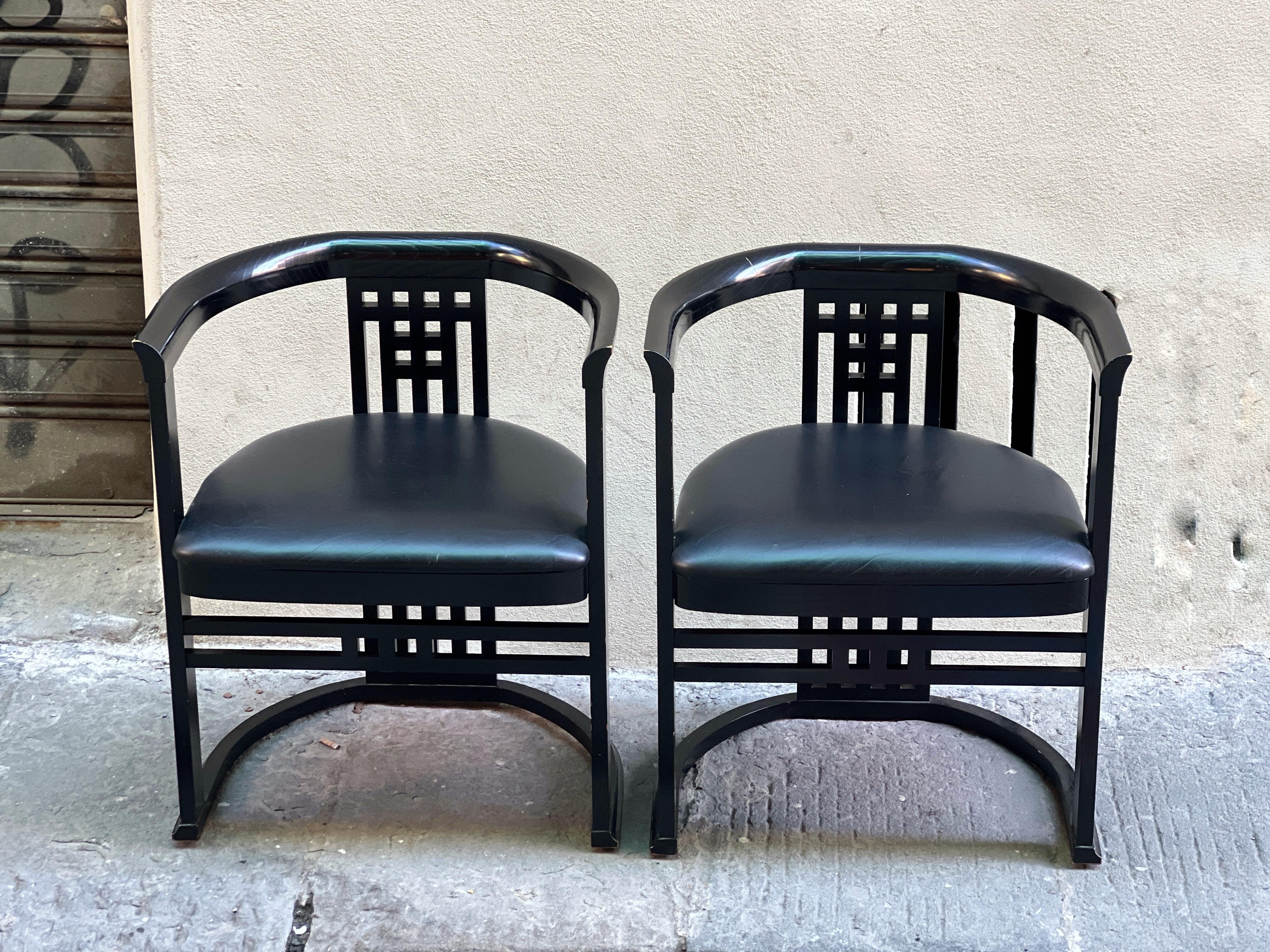Moderno Coppia di sedie laccate nere in stile Hoffmann con ecopelle nera 1970 in vendita