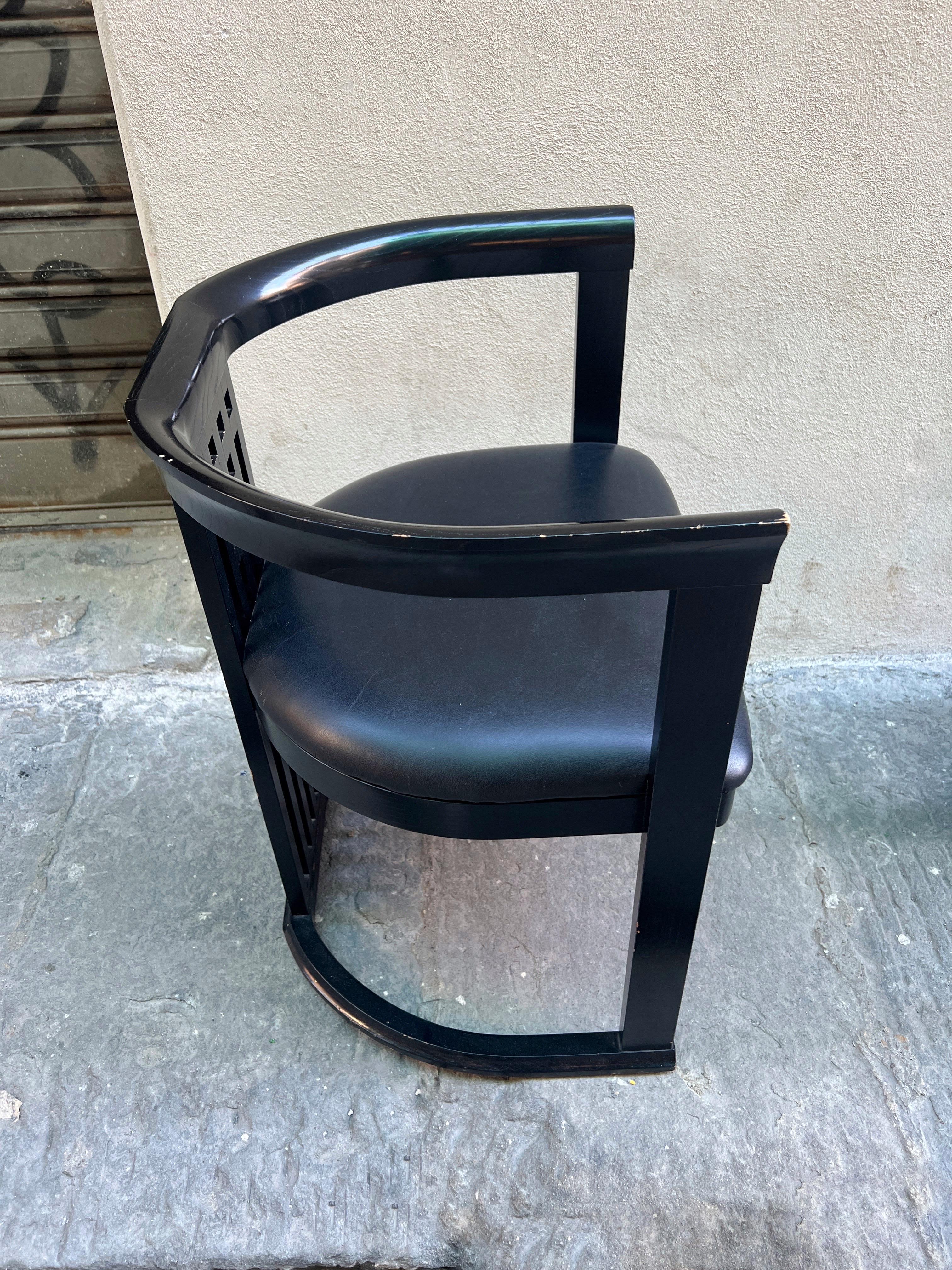 Fine XX secolo Coppia di sedie laccate nere in stile Hoffmann con ecopelle nera 1970 in vendita