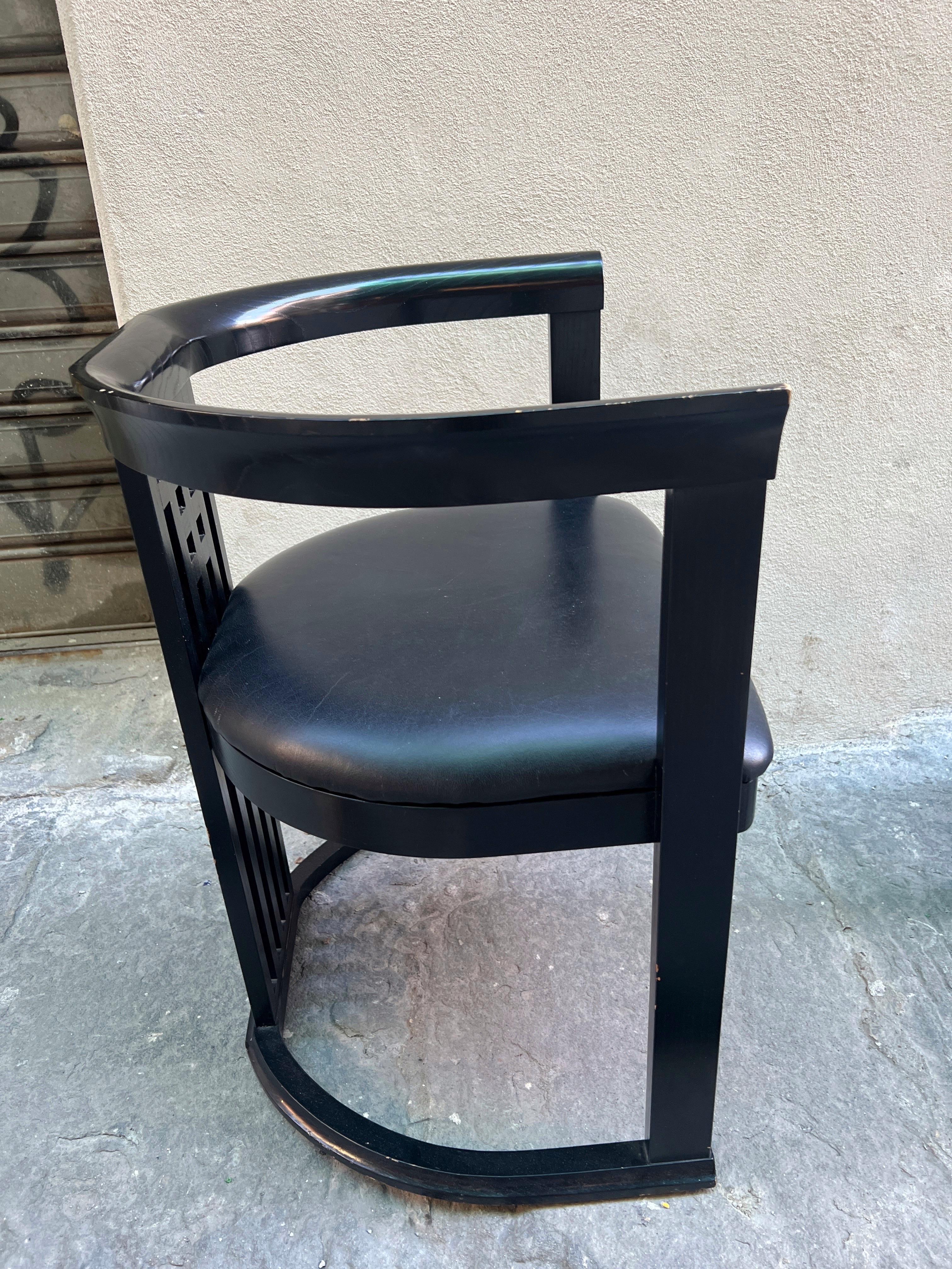 Materiale sintetico Coppia di sedie laccate nere in stile Hoffmann con ecopelle nera 1970 in vendita