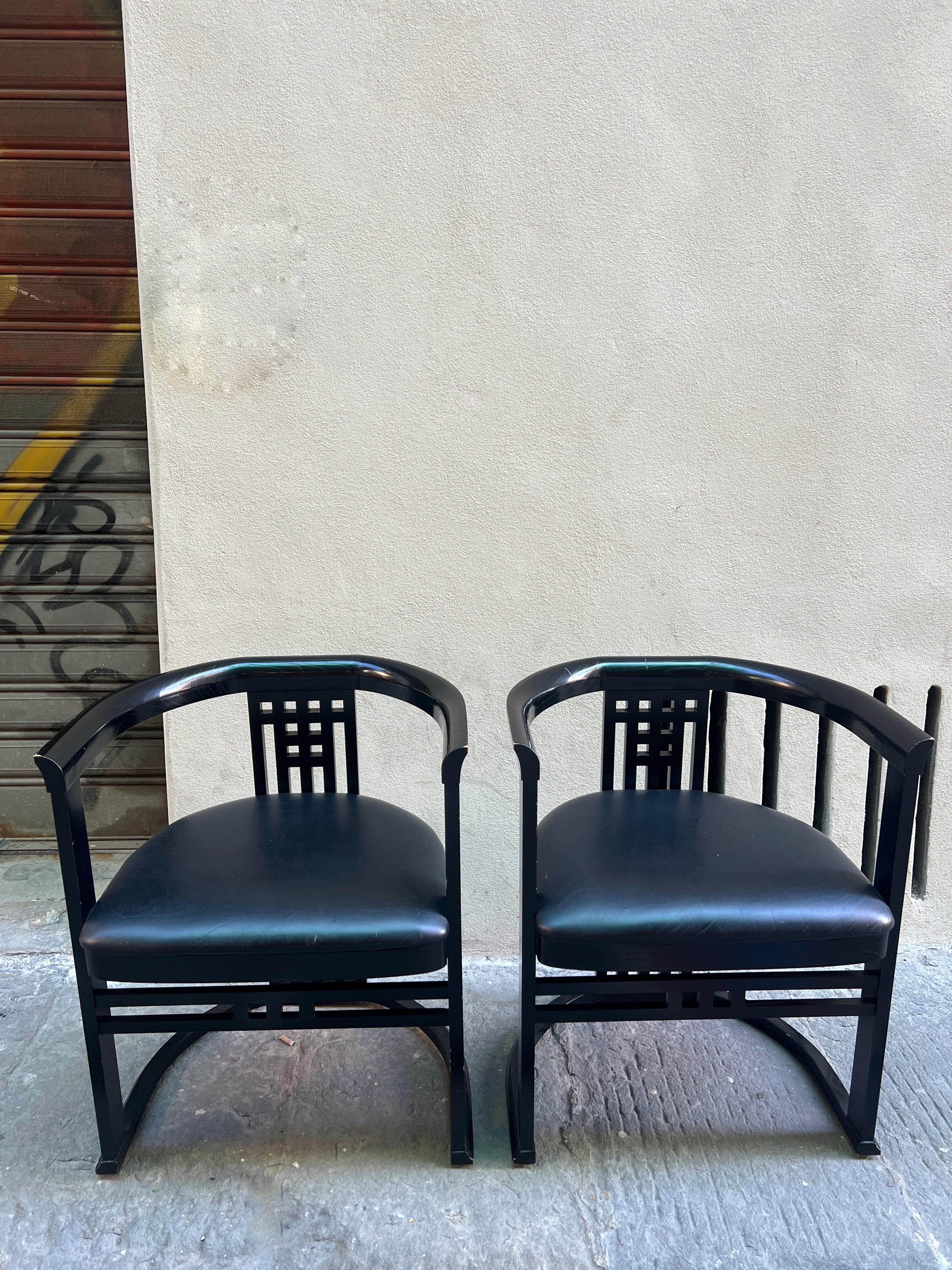 Coppia di sedie laccate nere in stile Hoffmann con ecopelle nera 1970 in vendita 1