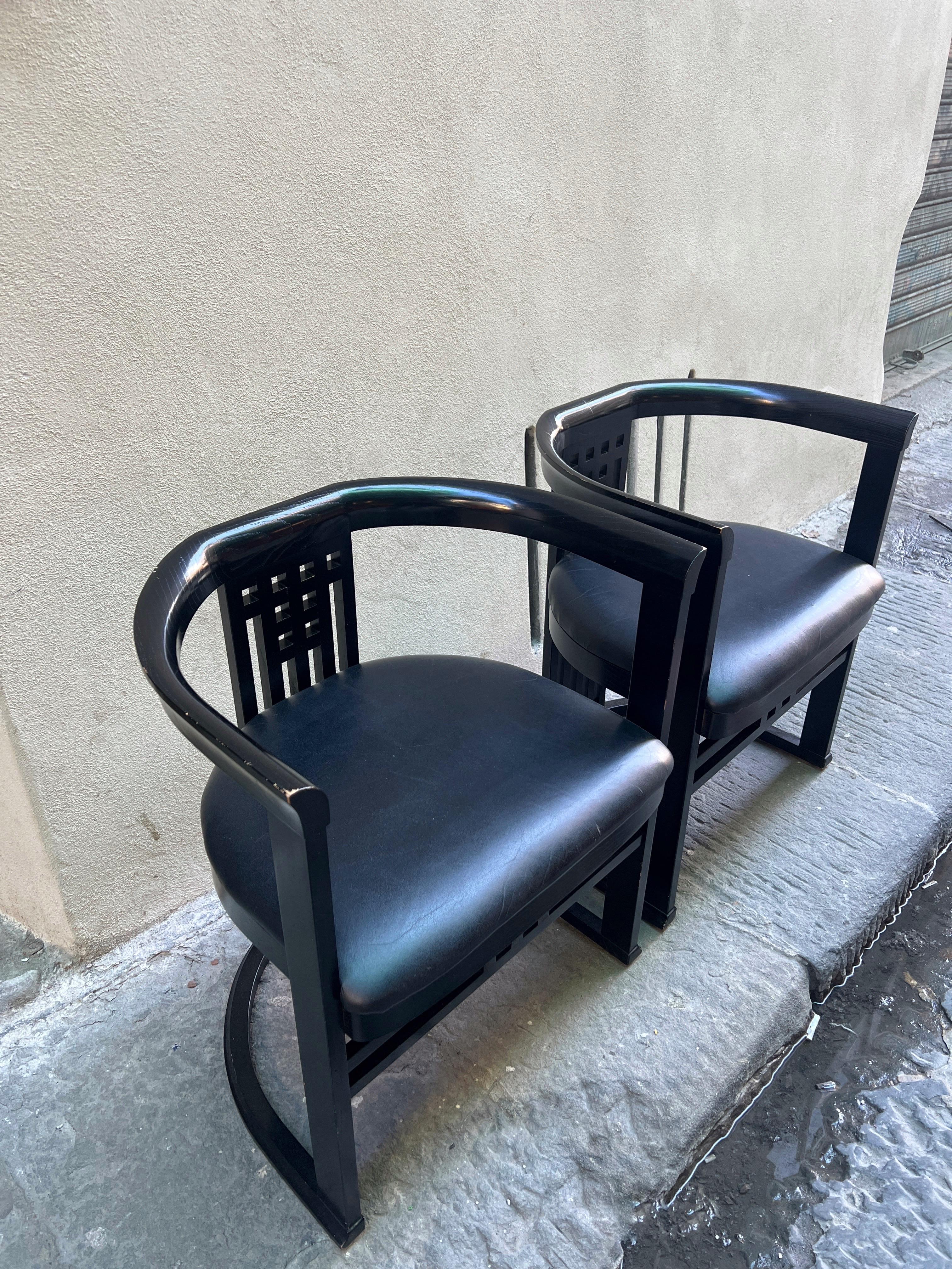 Coppia di sedie laccate nere in stile Hoffmann con ecopelle nera 1970 in vendita 2