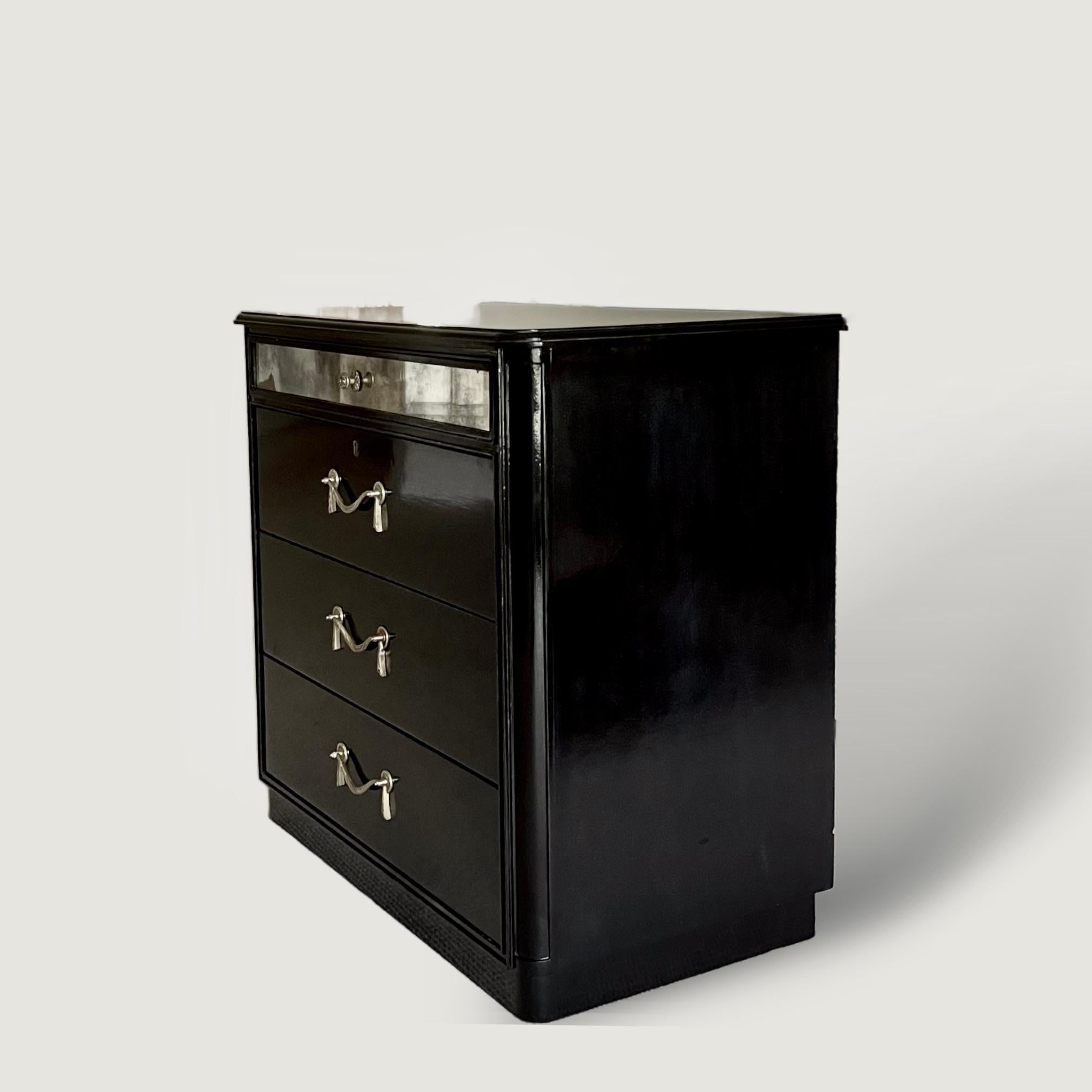 Hollywood Regency Coppia di cassettiere laccate nere, circa 1940 in vendita
