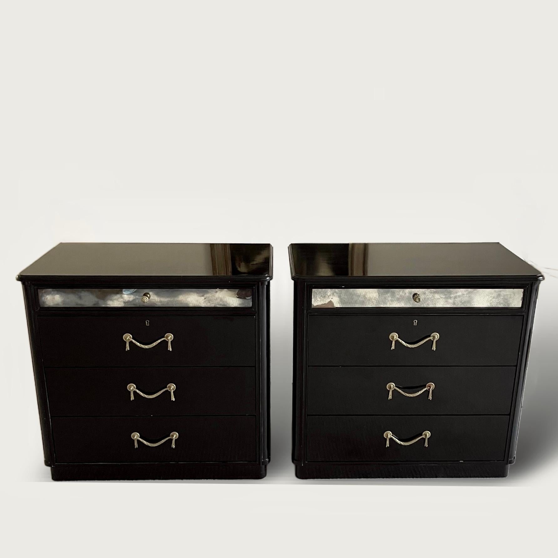 Coppia di cassettiere laccate nere, circa 1940 In condizioni buone in vendita a CA, CA