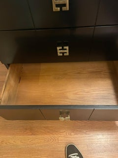 Par de cómodas lacadas en negro de la marca Albert's of Shelbyville Furniture