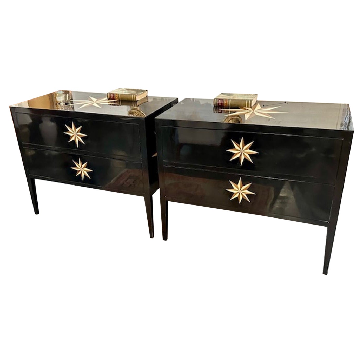 Paire de commodes laquées noires avec motif d'étoiles incrustées en vente