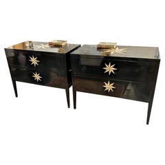 Paire de commodes laquées noires avec motif d'étoiles incrustées