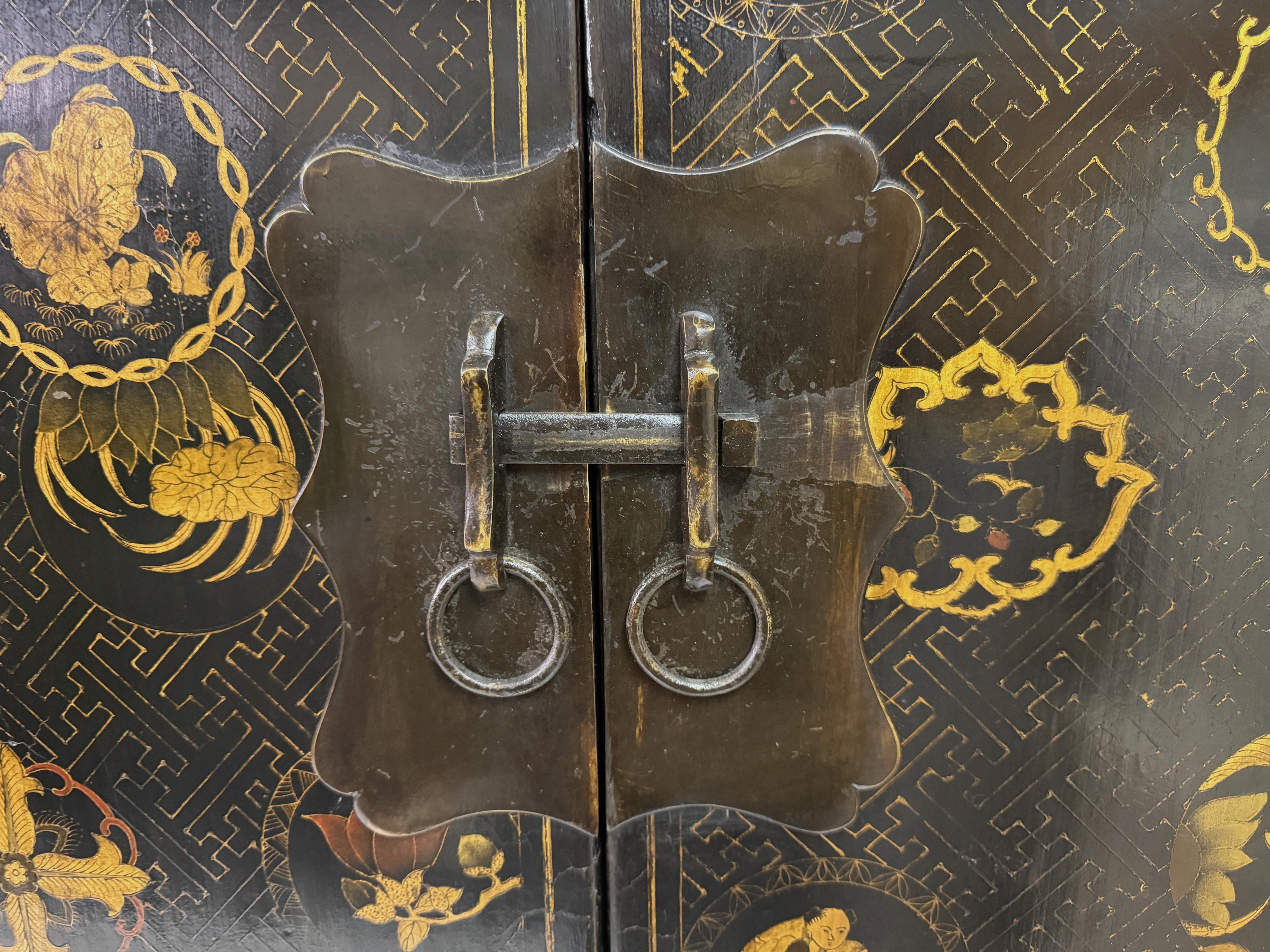 Paire d'armoires chinoises laquées noires§ en vente 3
