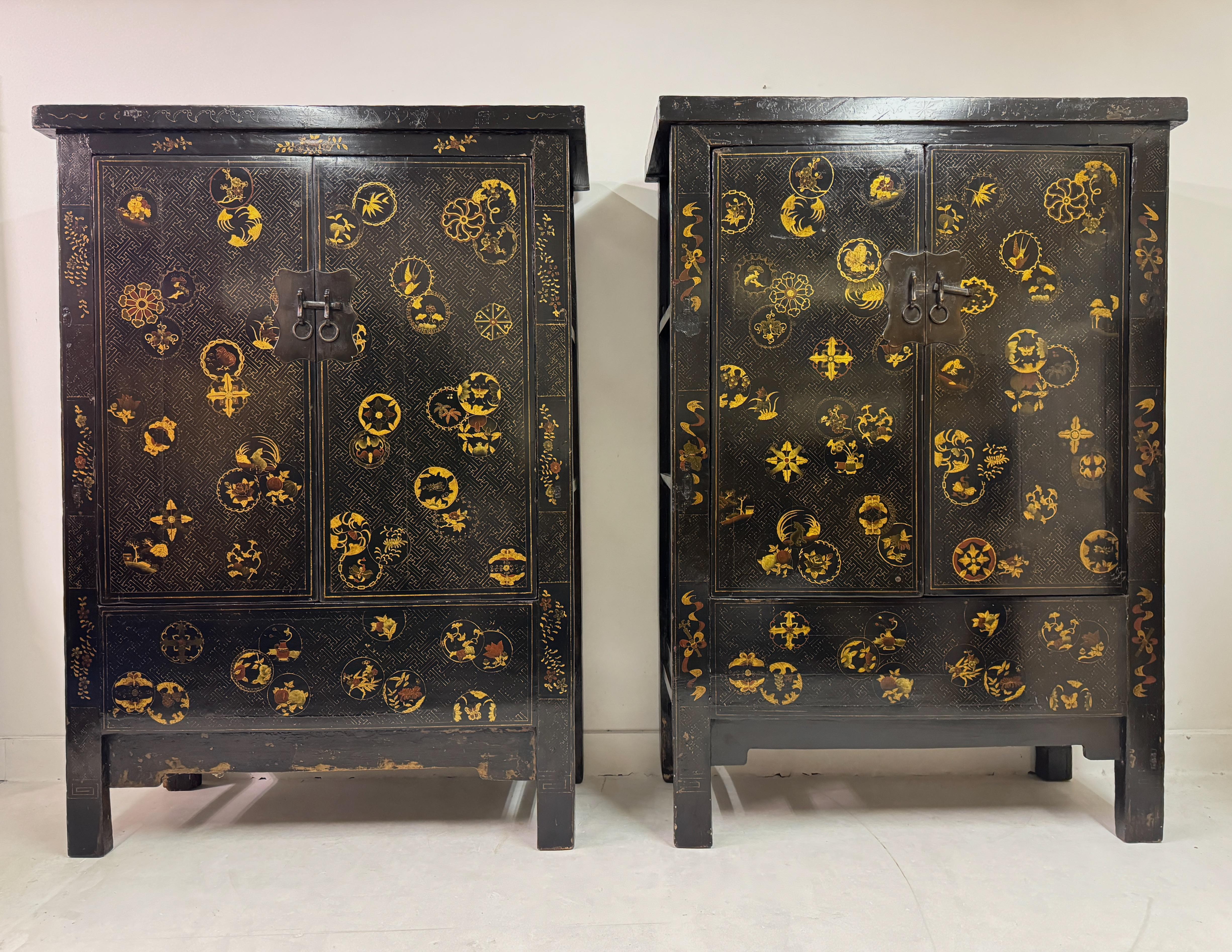 Chinoiseries Paire d'armoires chinoises laquées noires§ en vente