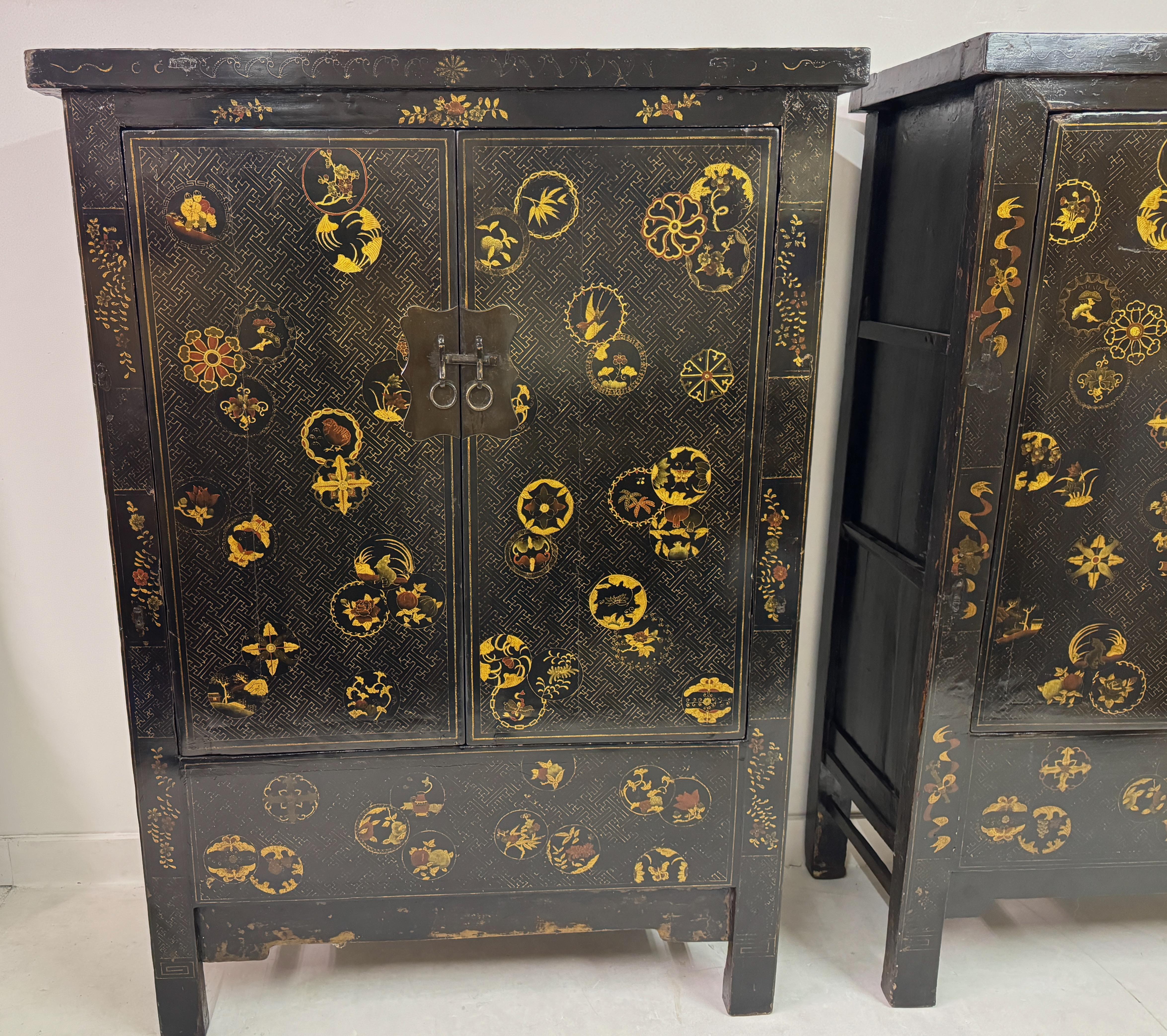 Chinois Paire d'armoires chinoises laquées noires§ en vente