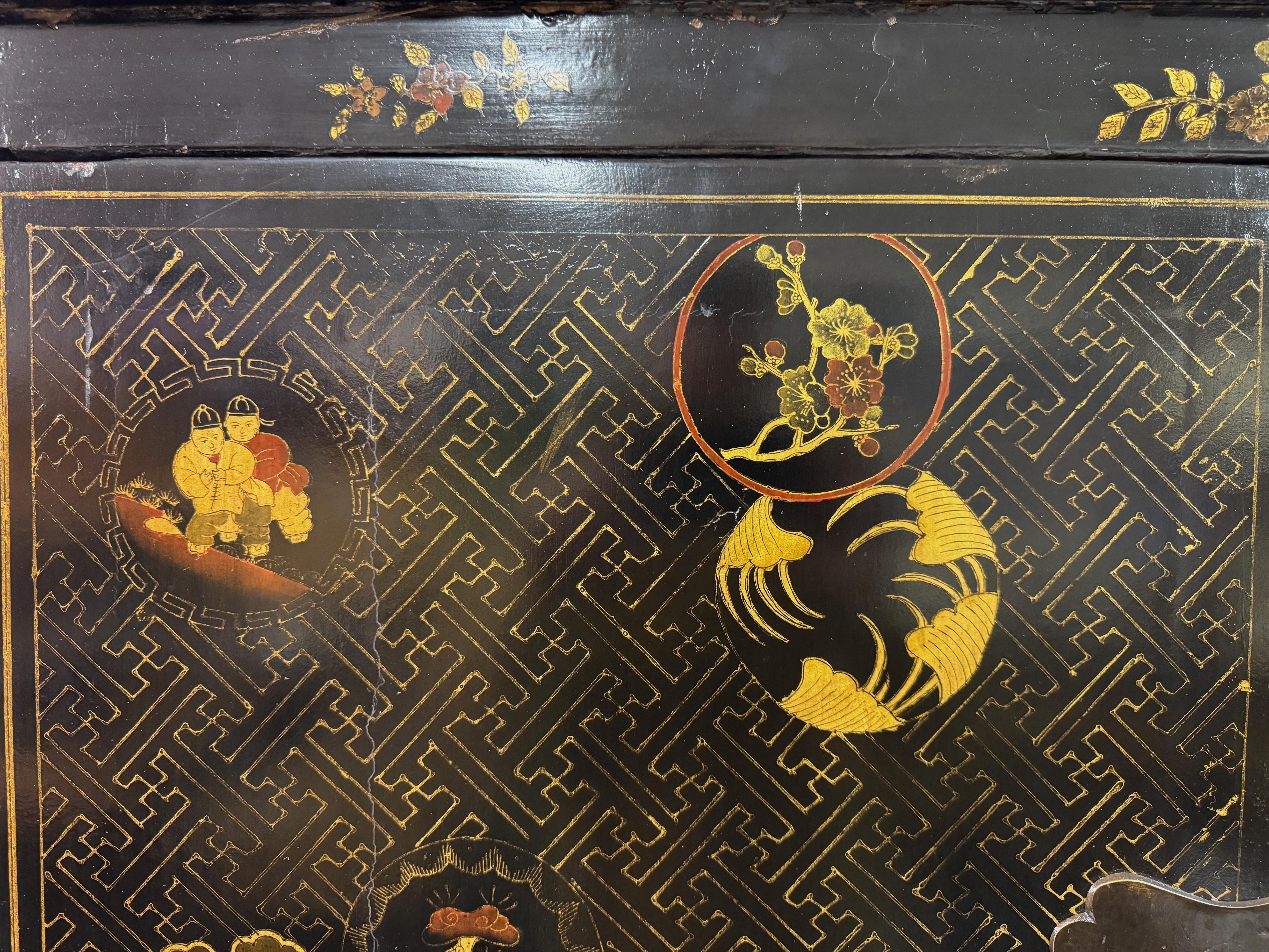 20ième siècle Paire d'armoires chinoises laquées noires§ en vente