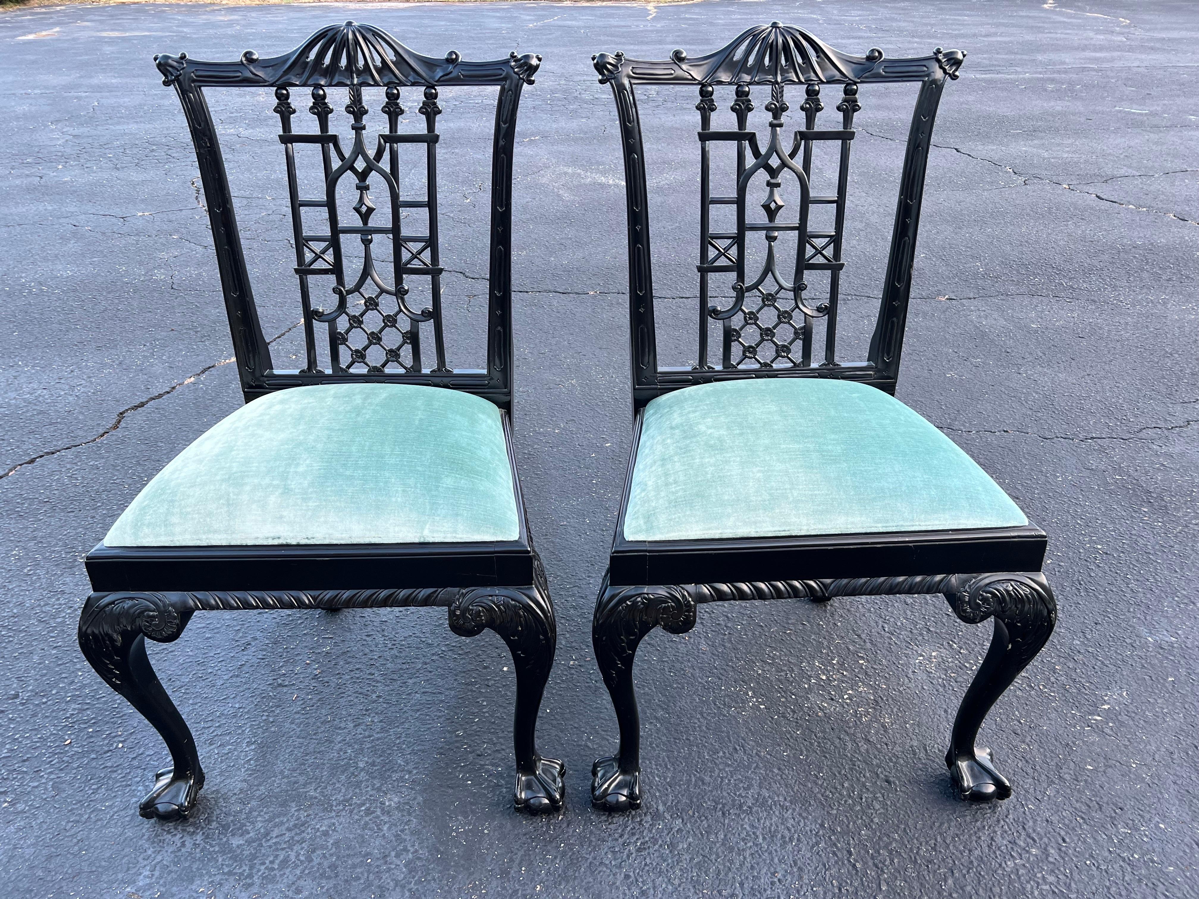 Paire de chaises Chinoiserie laquées noires. Chaises classiques de style Palm Beach dans le style de Dorothy Draper. Finition classique en noir brillant avec coussins d'assise en velours bleu. Prêt à être utilisé sur une table de salle à manger ou