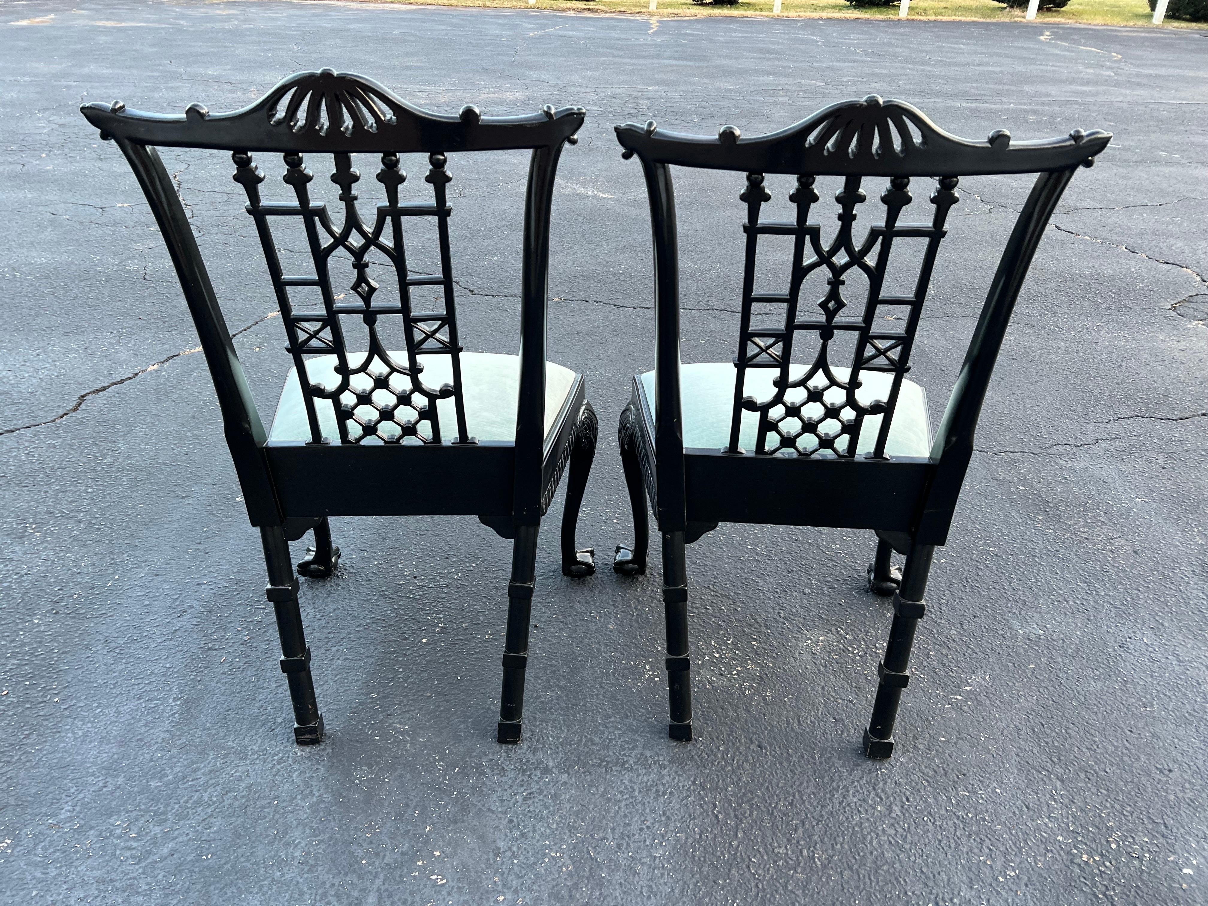 Paar schwarz lackierte Chinoiserie-Stühle im Angebot 4