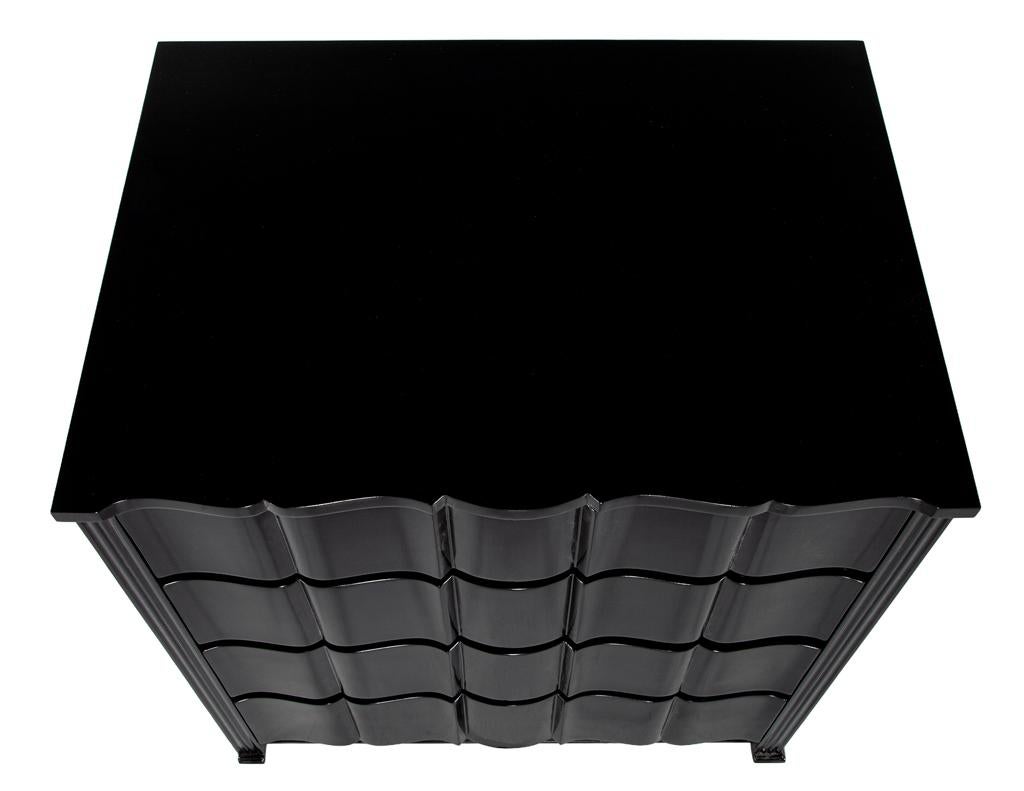 Paire de tables de nuit incurvées laquées noires Commodes en vente 3