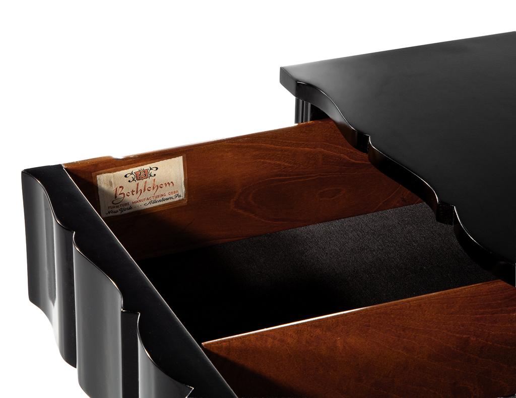 Paire de tables de nuit incurvées laquées noires Commodes en vente 4
