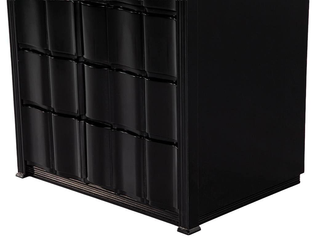 Paire de tables de nuit incurvées laquées noires Commodes en vente 5