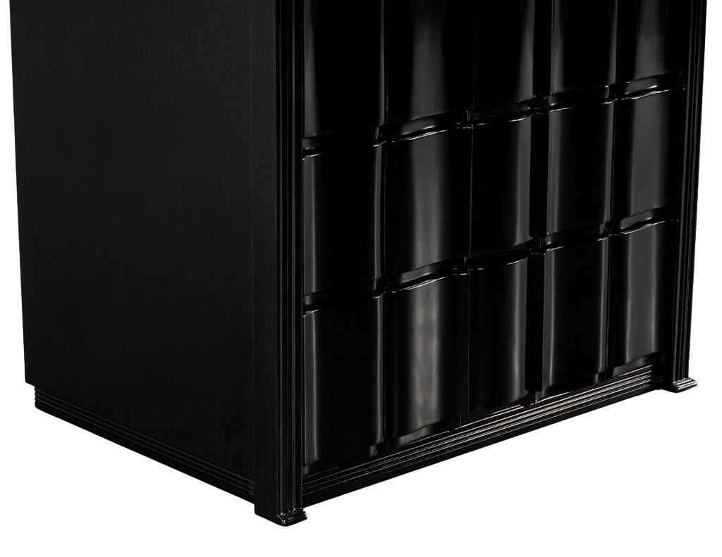 Paire de tables de nuit incurvées laquées noires Commodes en vente 6