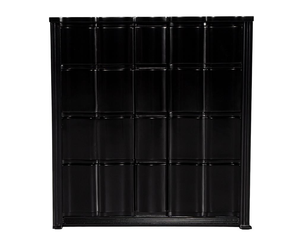 Paire de tables de nuit incurvées laquées noires Commodes en vente 7
